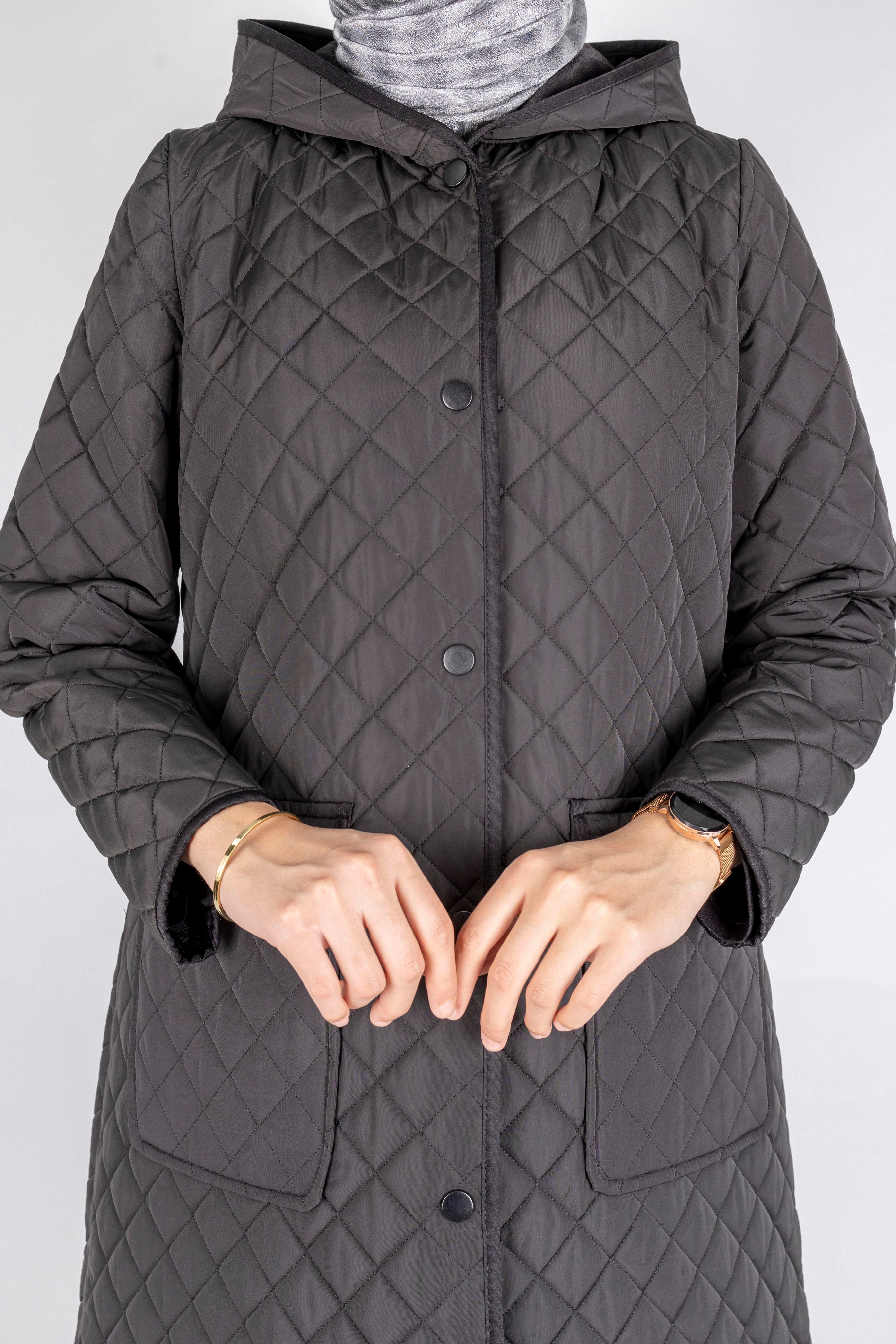 Kapüşonlu Çıtçıtlı Kapitone Tesettür Kap Siyah OTW36309