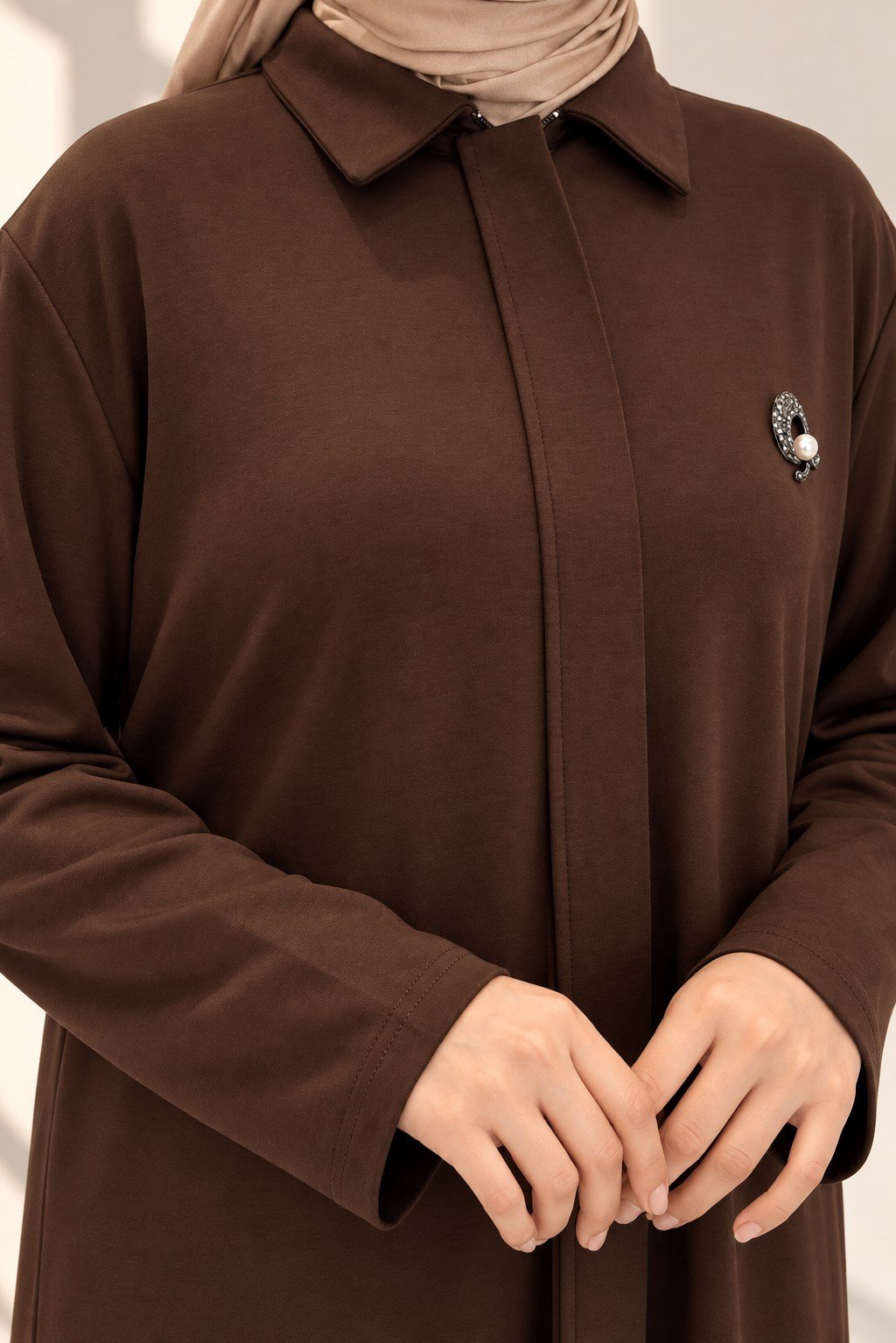 Modern Broş Detaylı Büyük Beden Pantolonlu Takım Kahve OTW343