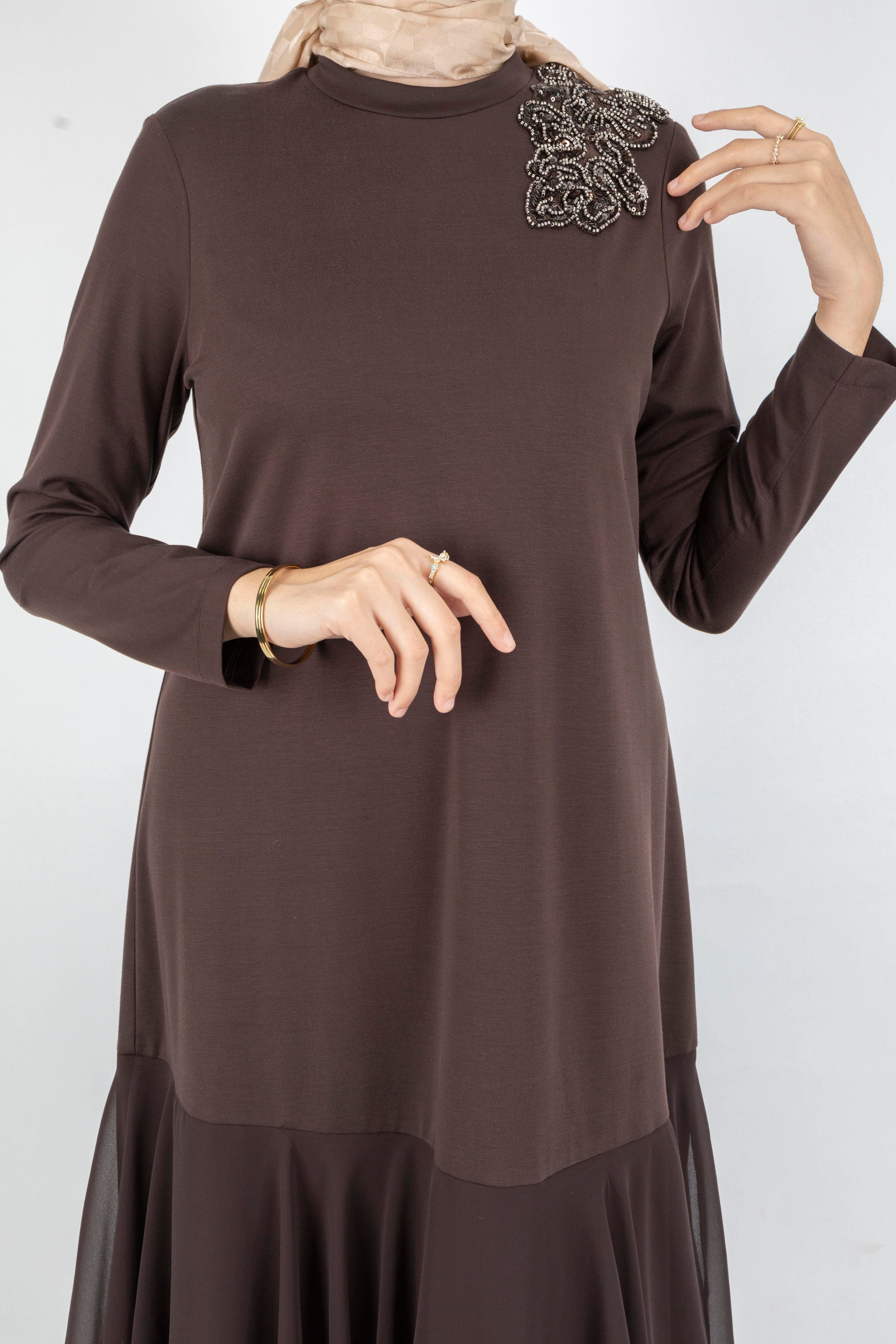 Şifon Katlı Omuz Taşlı Çelik Örme Uzun Elbise Kahve OTW25170