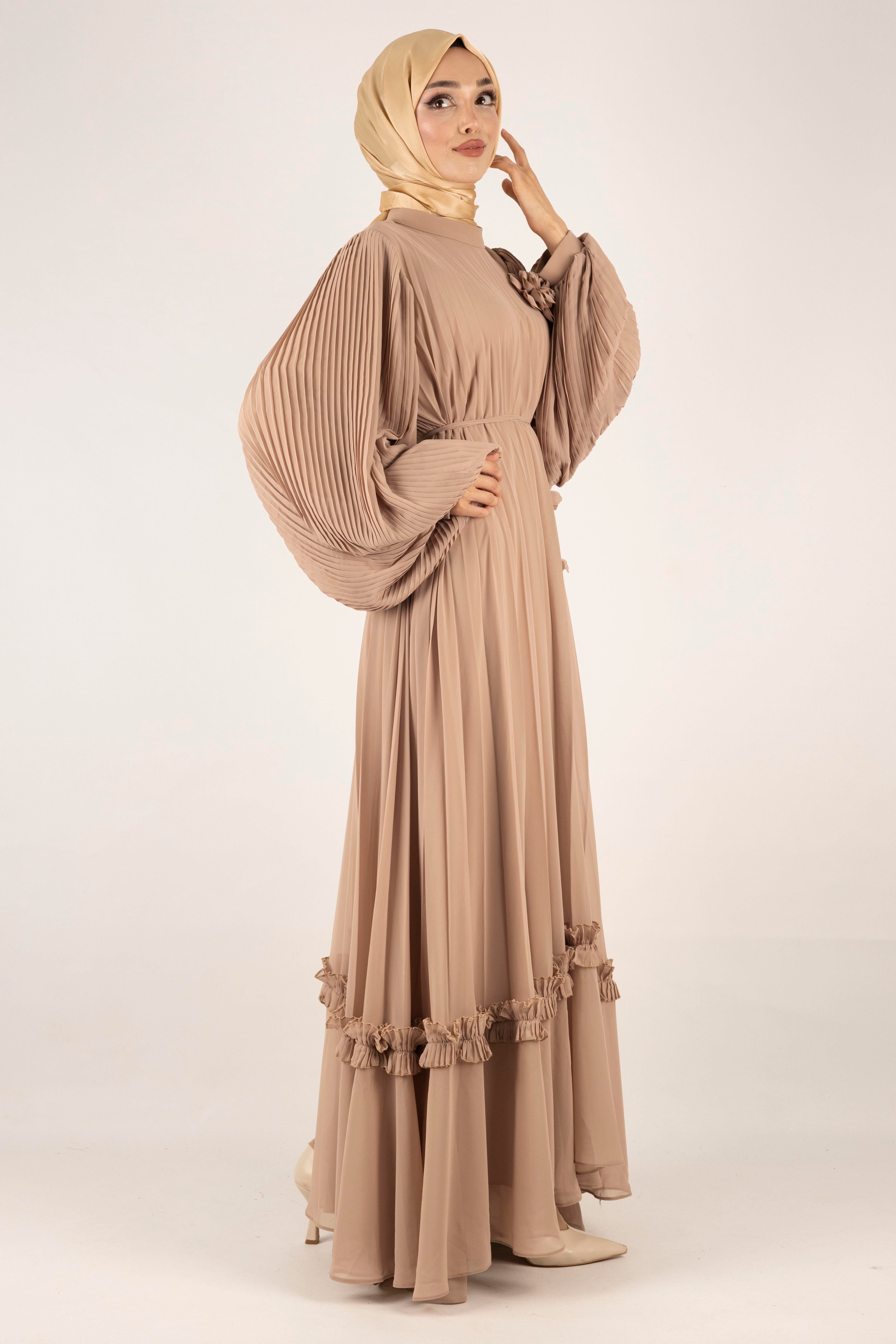 TASARIM BÜYÜK BEDEN  PİLİSELİ ŞİFON ELBİSE Vizon OTW44136