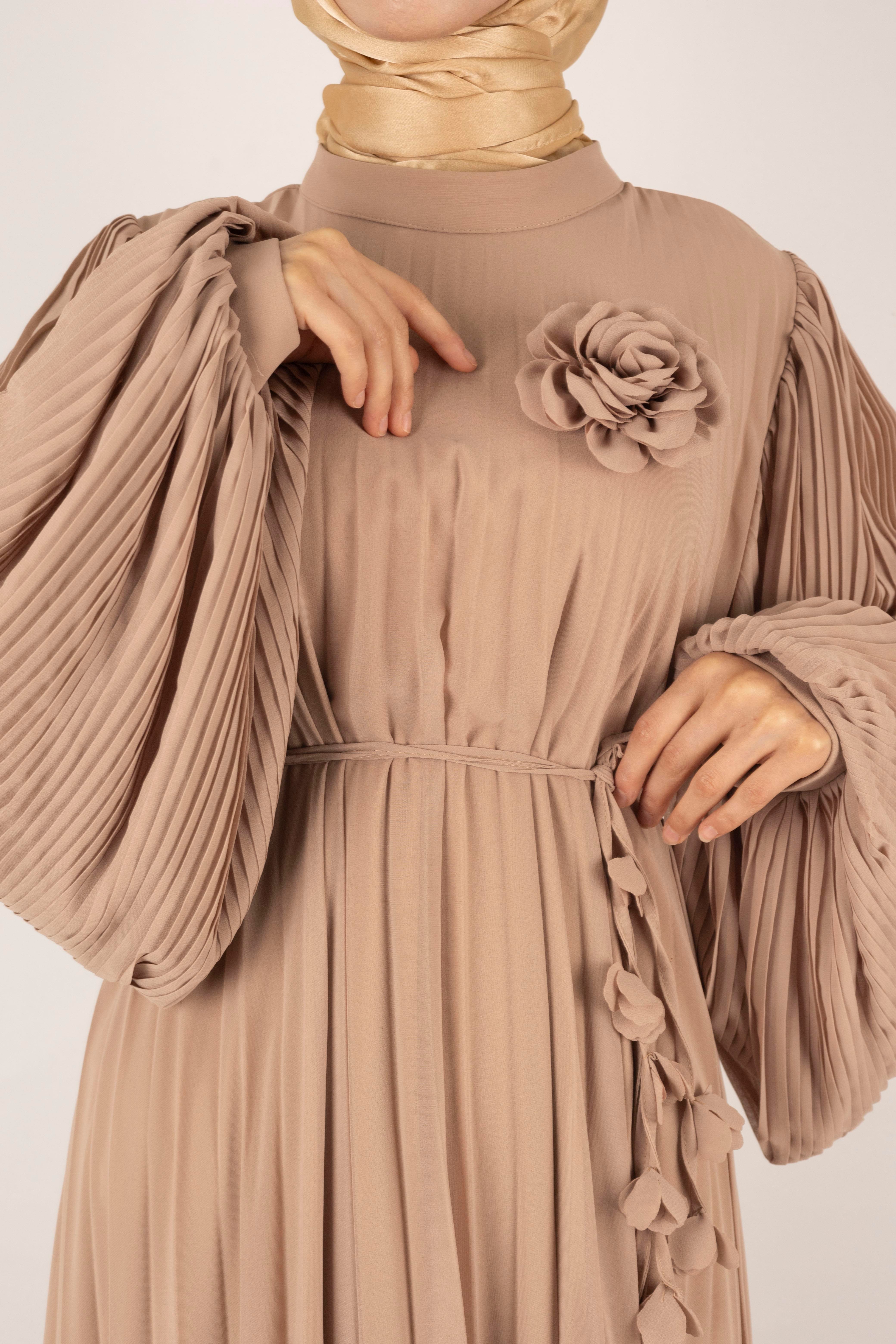 TASARIM BÜYÜK BEDEN  PİLİSELİ ŞİFON ELBİSE Vizon OTW44136