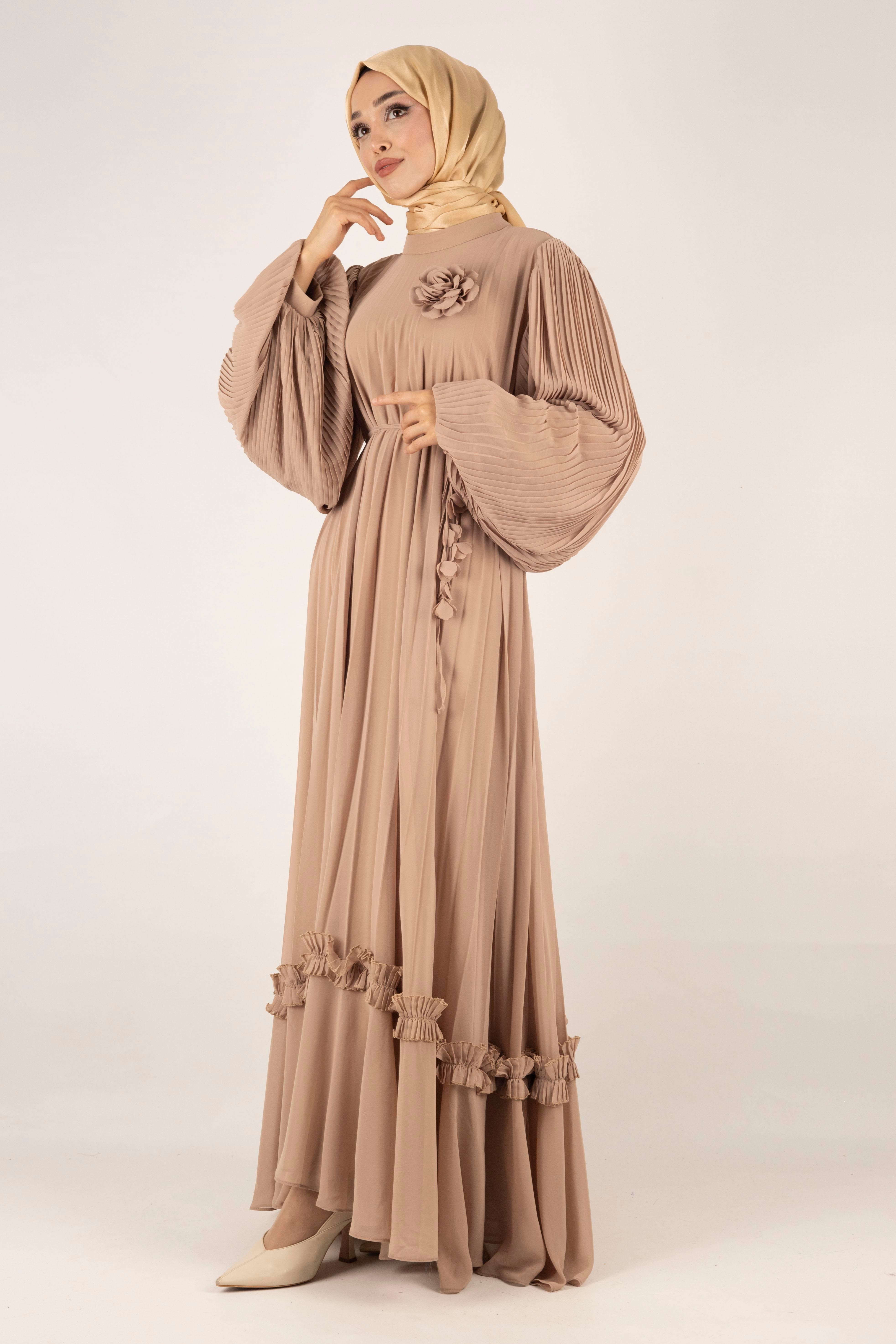 TASARIM BÜYÜK BEDEN  PİLİSELİ ŞİFON ELBİSE Vizon OTW44136