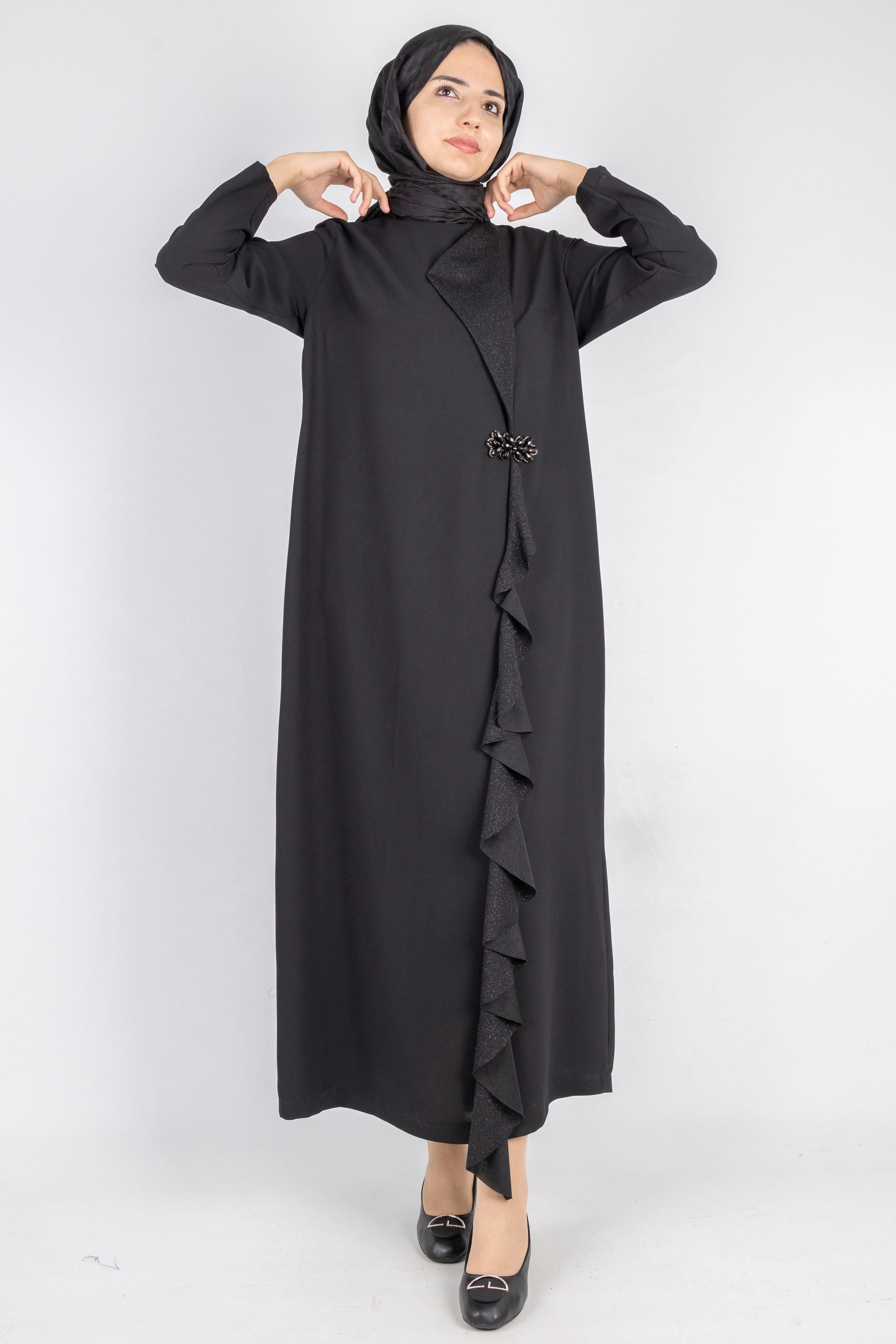 Volan Detaylı Broşlu Tesettür Elbise Siyah OTW907
