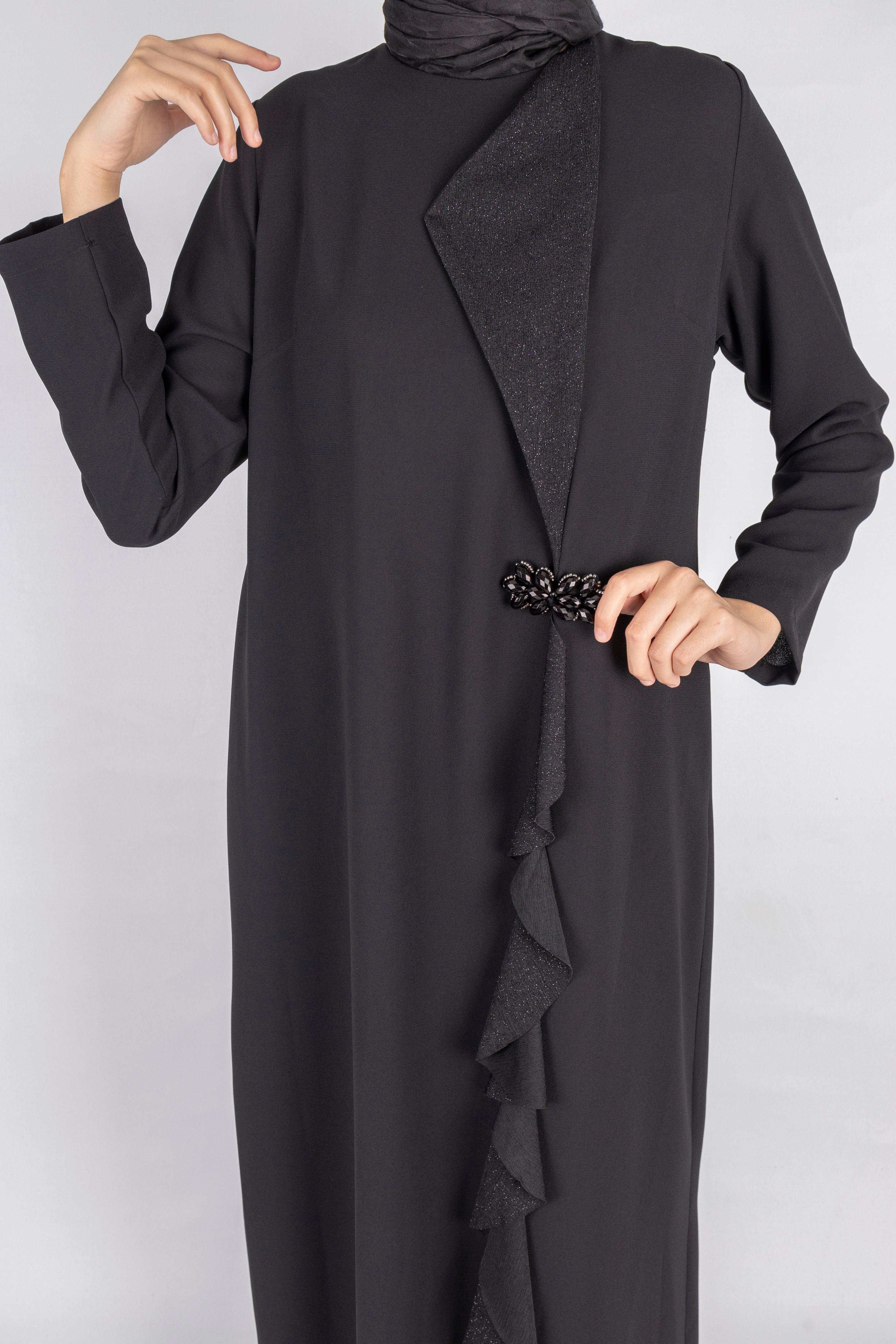Volan Detaylı Broşlu Tesettür Elbise Siyah OTW907