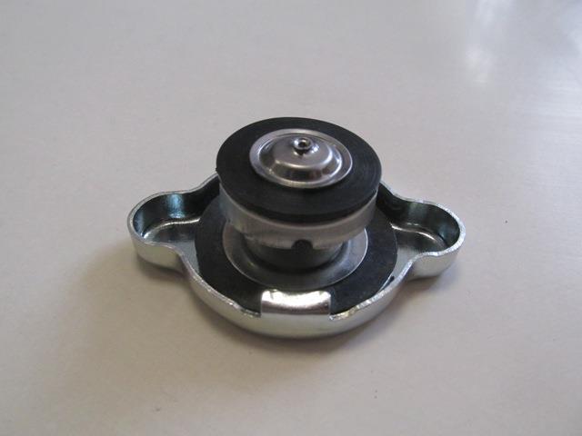 MAZDA 626- SD/HB- 89/91; RADYATÖR KAPAĞI KÜÇÜK TİP BİNEK ARAÇLAR İÇİN (0.9) (KAUÇUK) (CAPS)