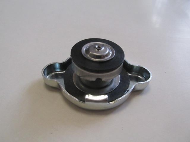 MAZDA B2500- PICK UP- 01/03; RADYATÖR KAPAĞI KÜÇÜK TİP BİNEK ARAÇLAR İÇİN (0.9) (KAUÇUK) (CAPS)