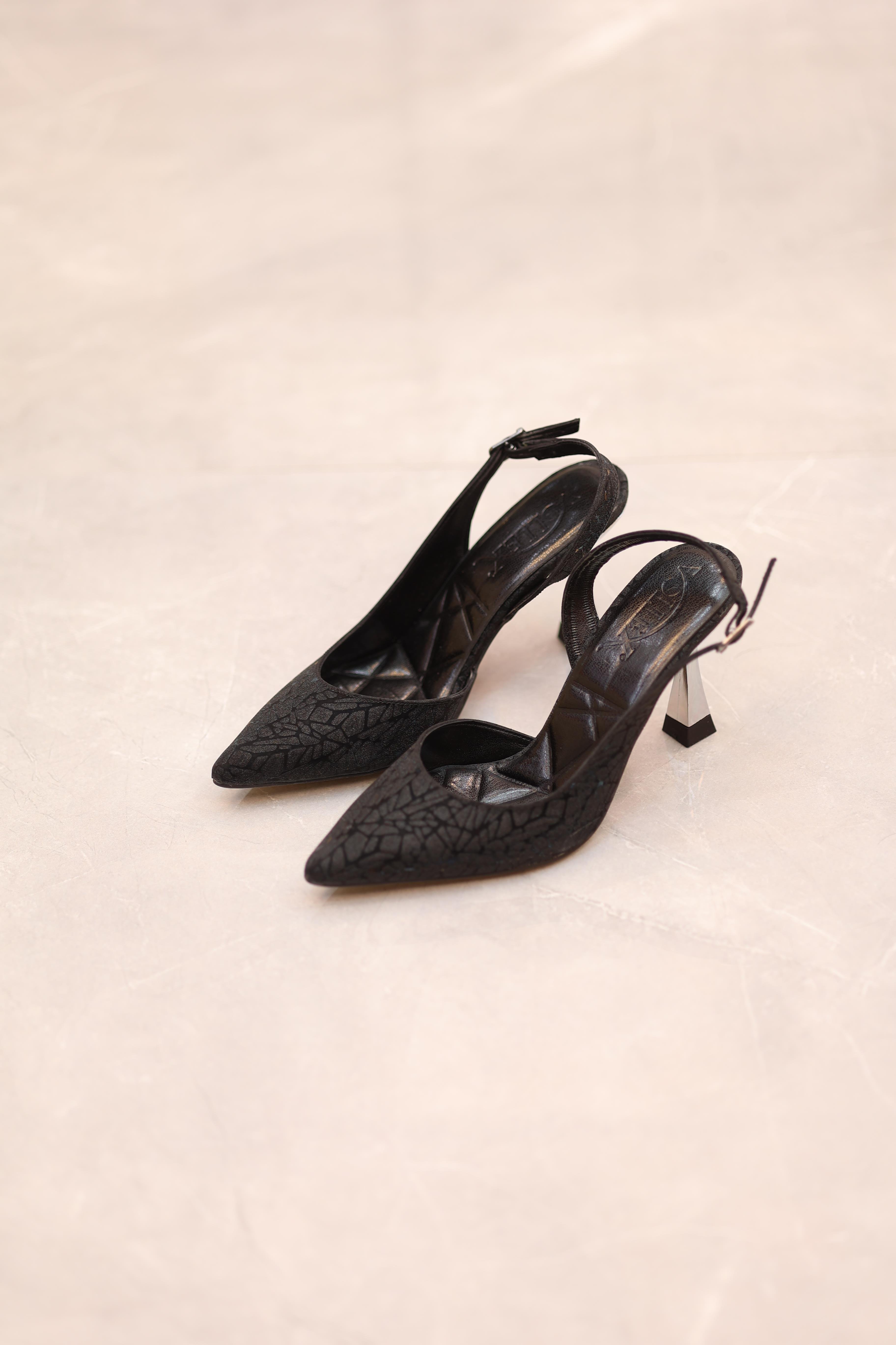 Arkası Açık Desenli Siyah Topuklu Şık Ayakkabı