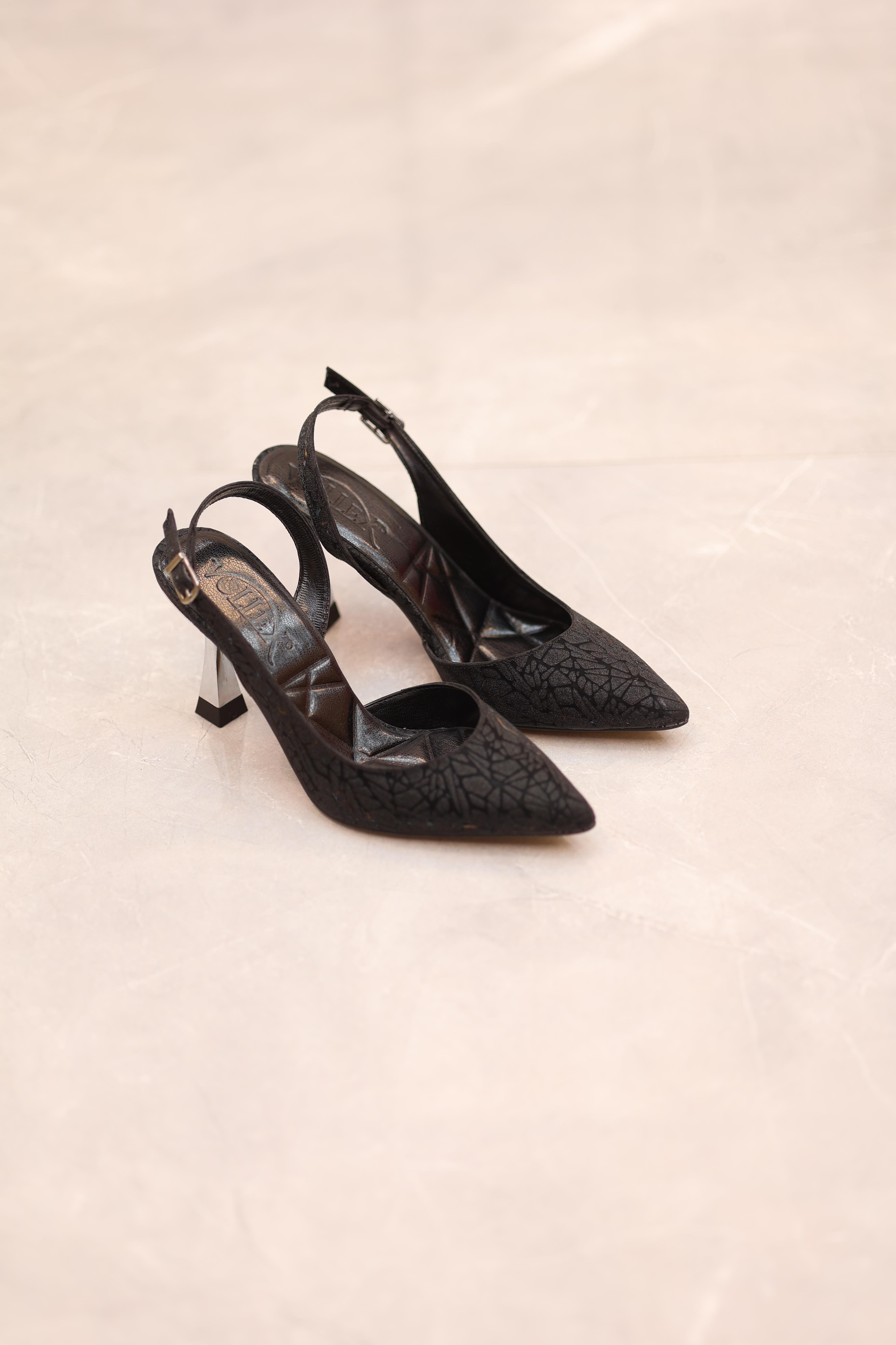 Arkası Açık Desenli Siyah Topuklu Şık Ayakkabı