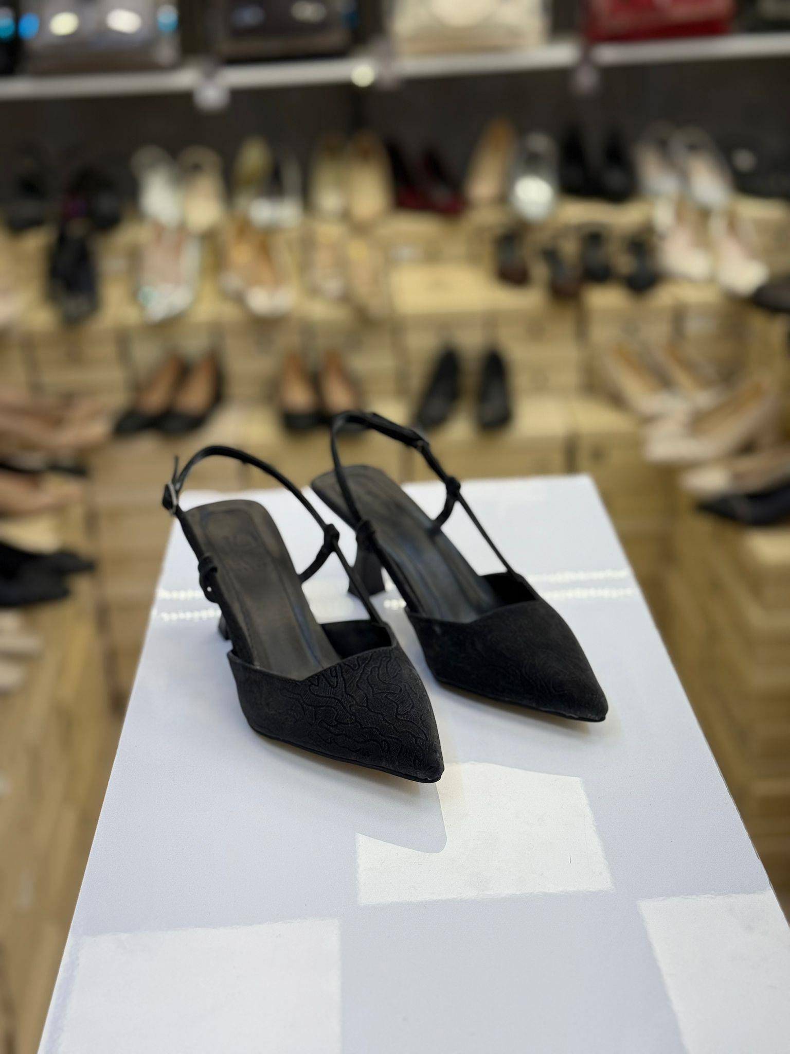 Arkası Açık Saten Baskılı Siyah Stiletto