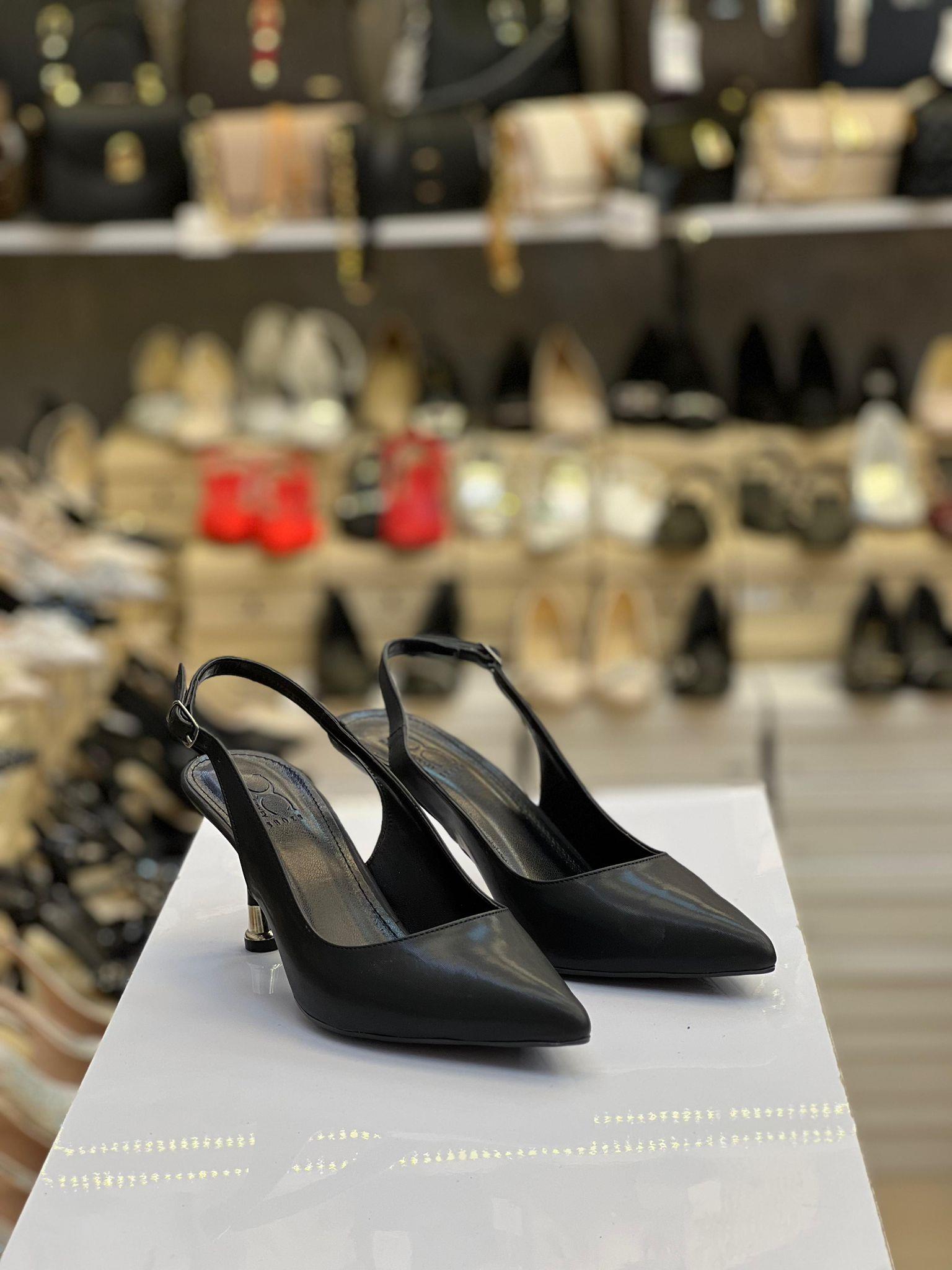 Arkası Açık Siyah Topuk Gold Detaylı Stiletto