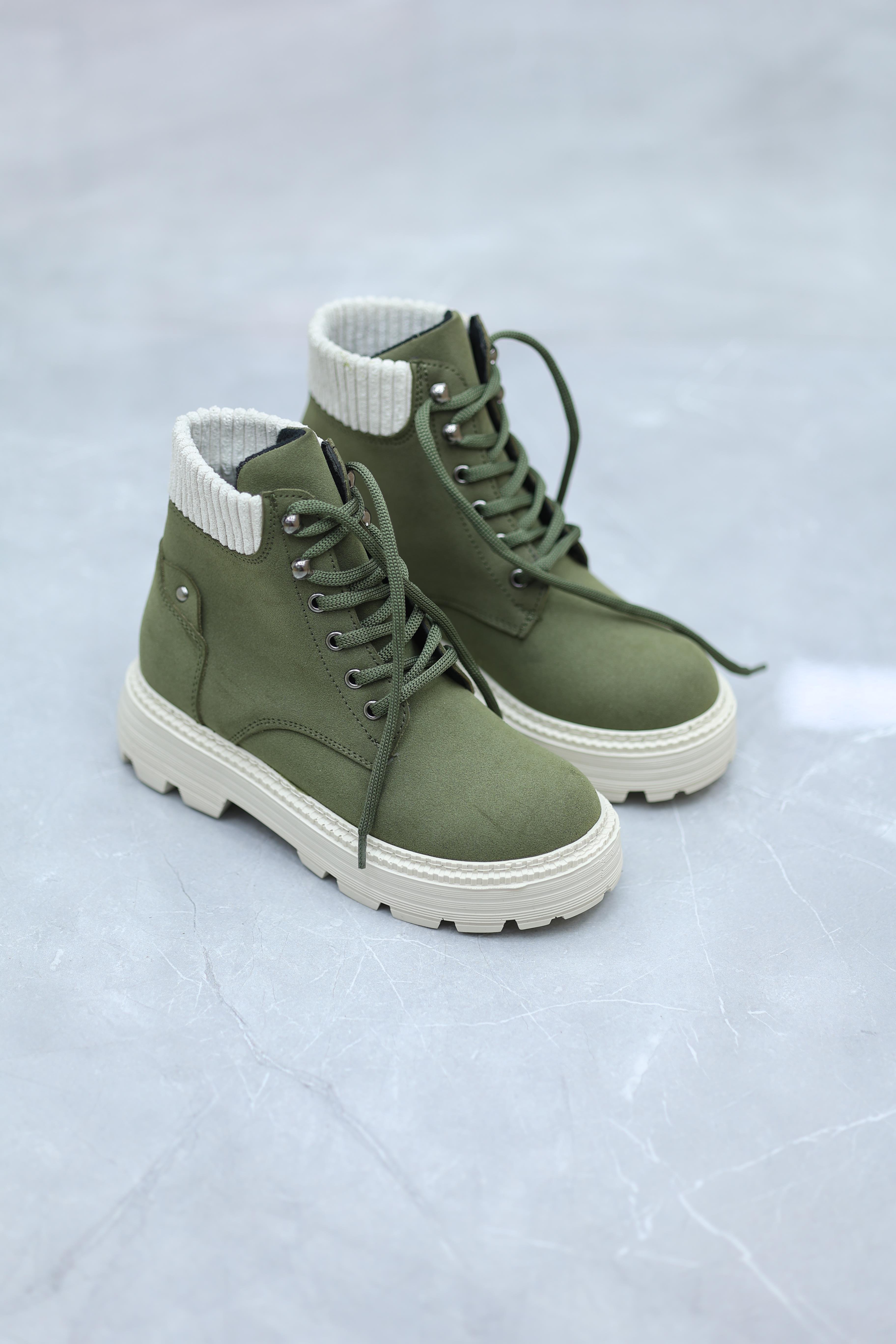 Bağcıklı Kadın Postal