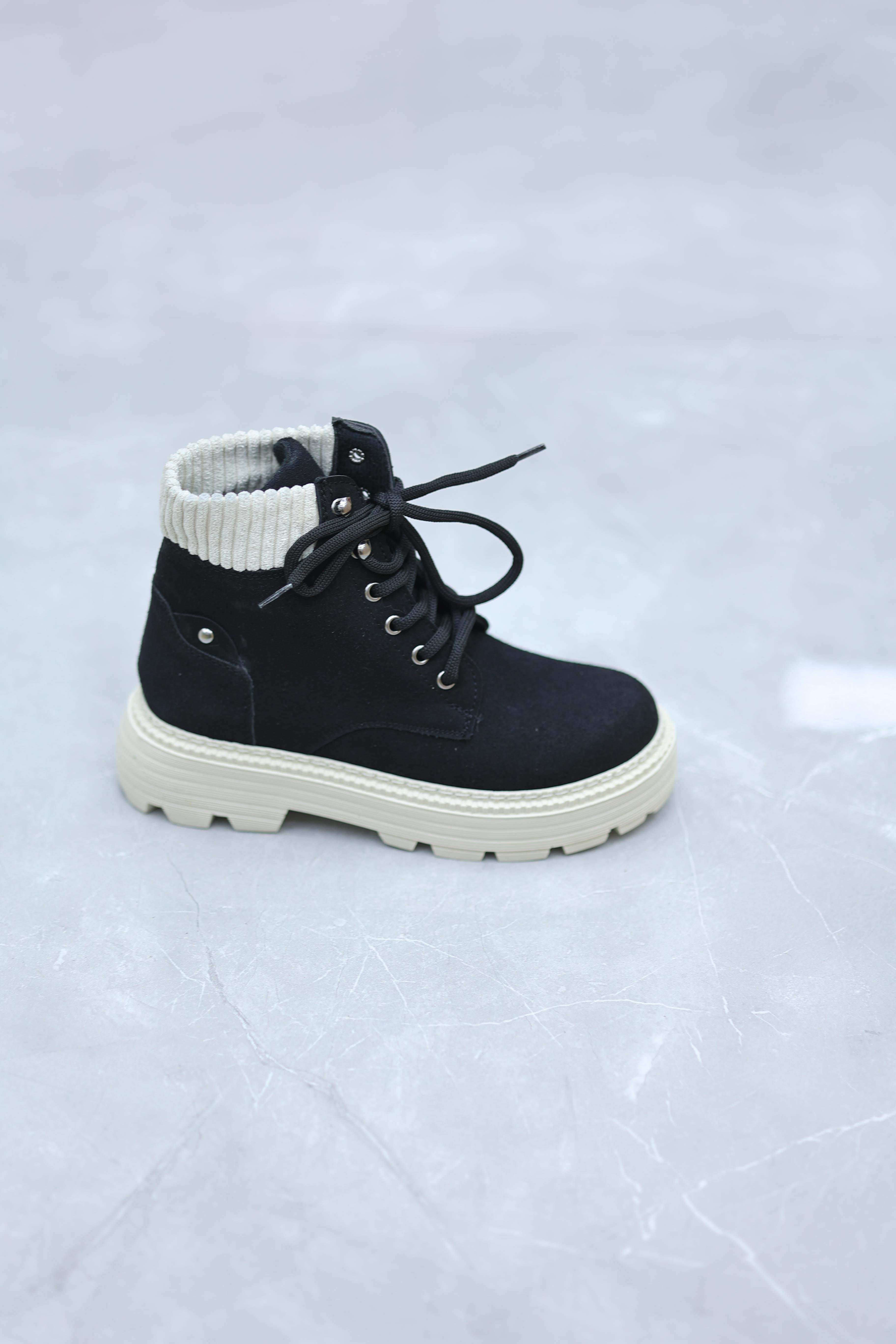 Bağcıklı Kadın Postal Siyah