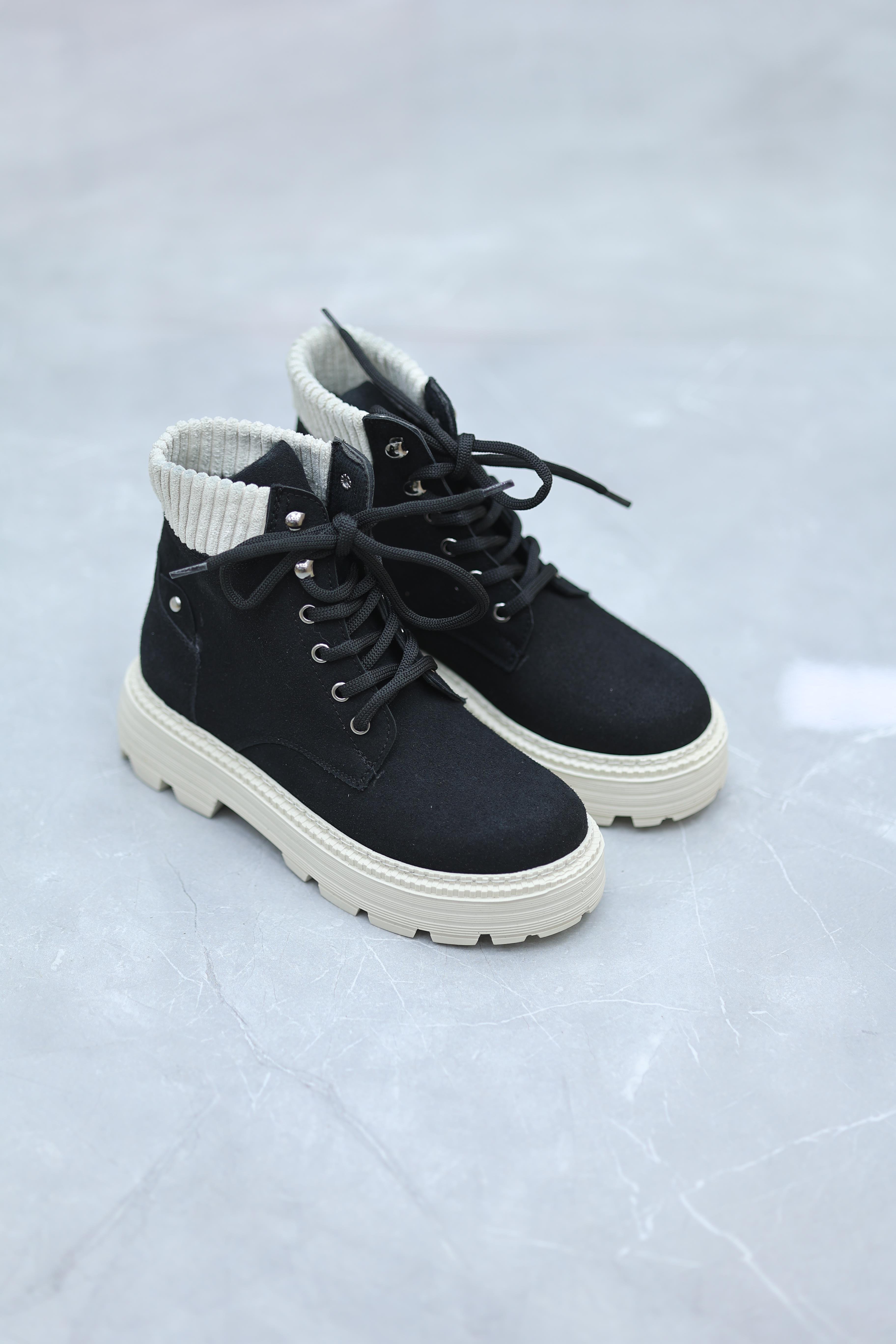 Bağcıklı Kadın Postal Siyah