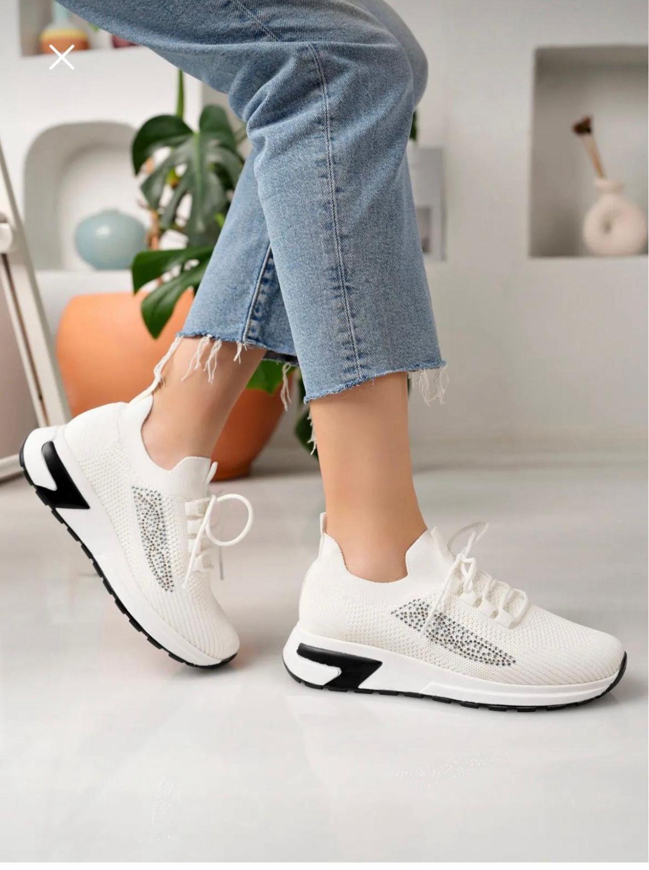 Beyaz Kadın Rahat Spor Ayakkabı – Full Ortopedi, Triko Kumaş, Bağcıksız Tasarım