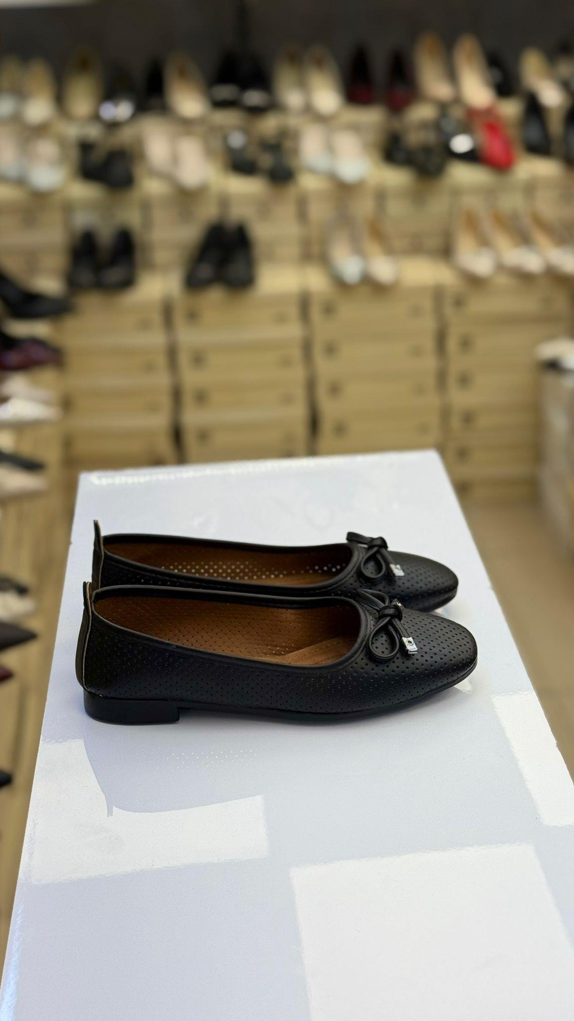 Düz Taban Fiyonklu Zımbalı Siyah Babet