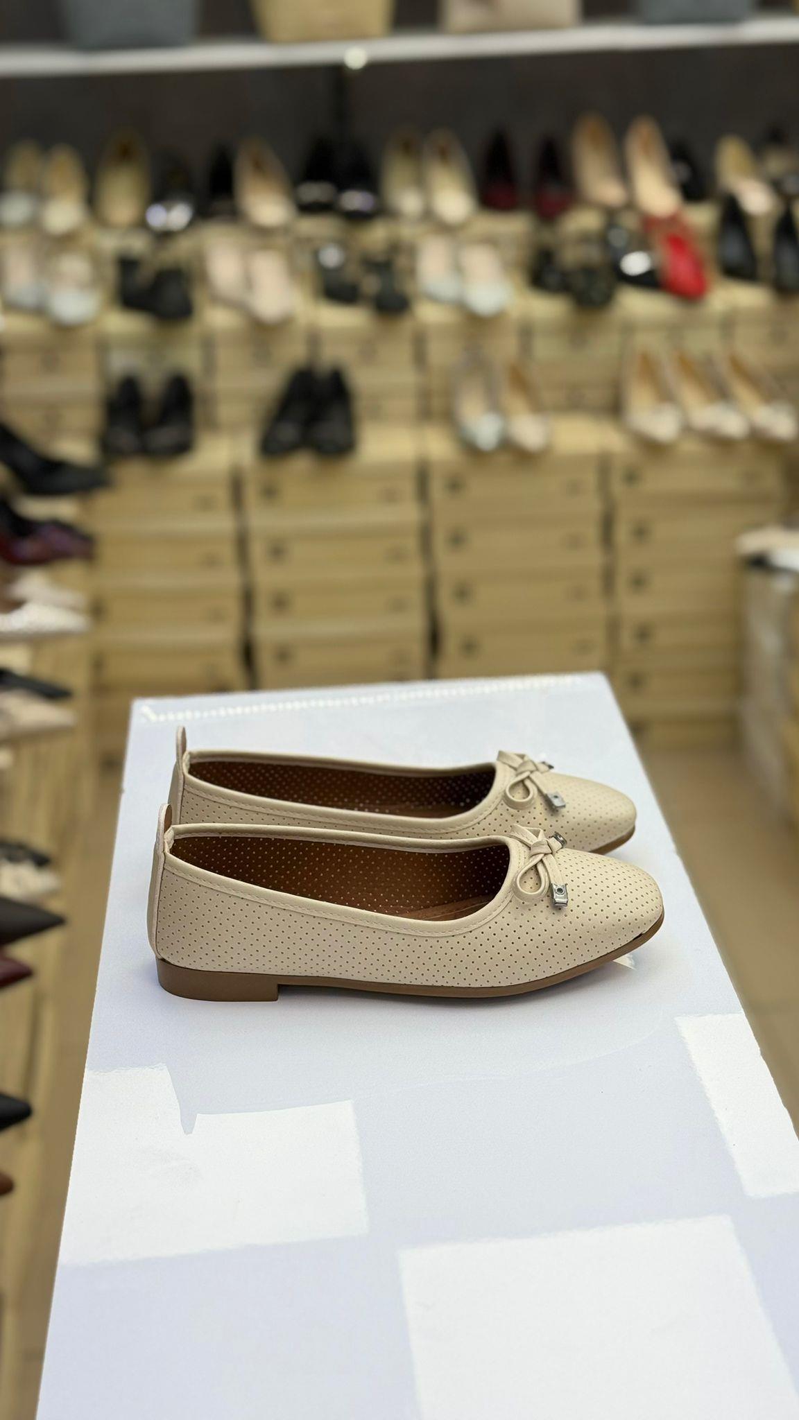 Düz Taban Fiyonklu Zımbalı Ten Babet