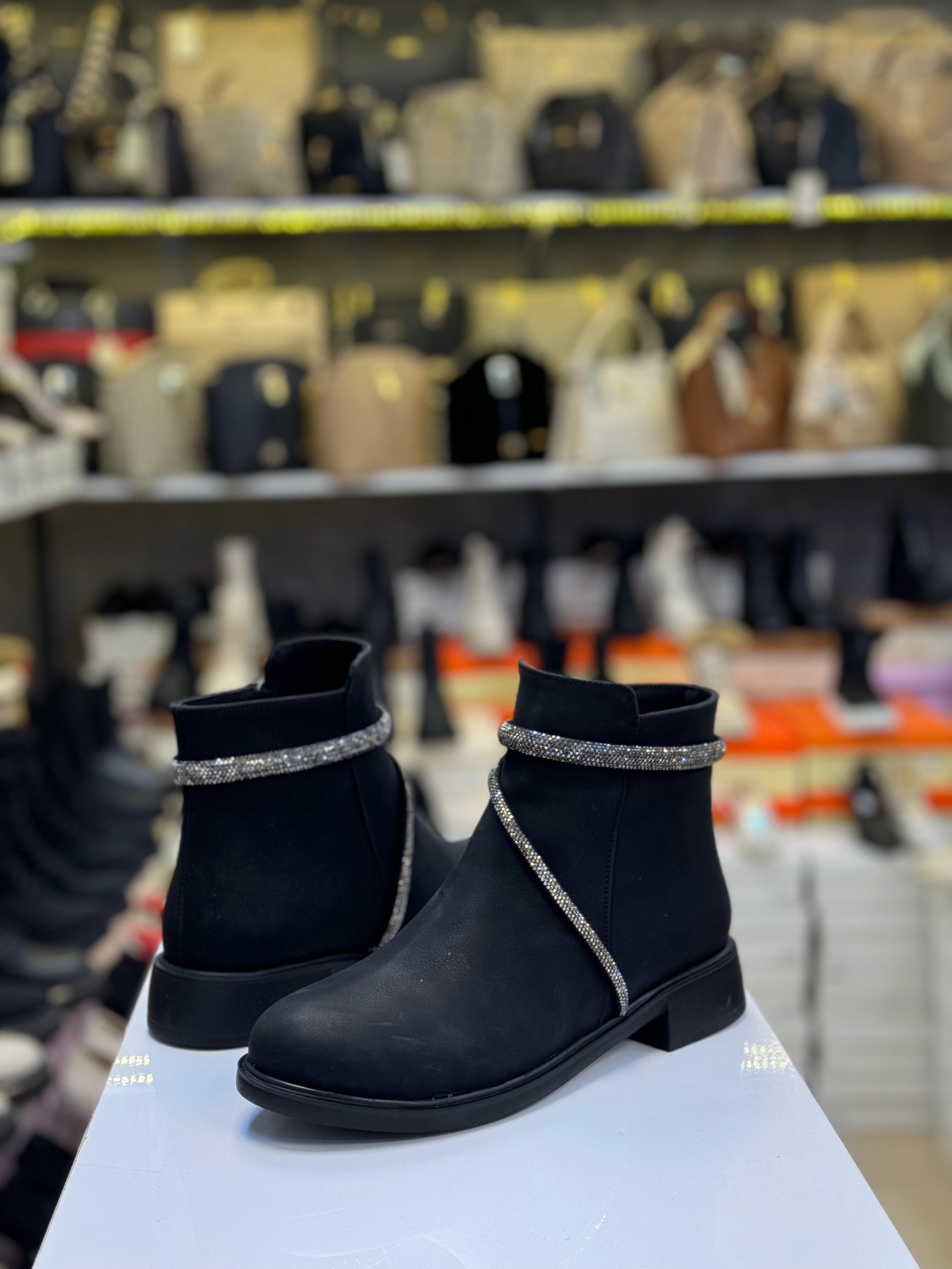 Düz Taban Zümrüt Malzeme Taşlı Bot