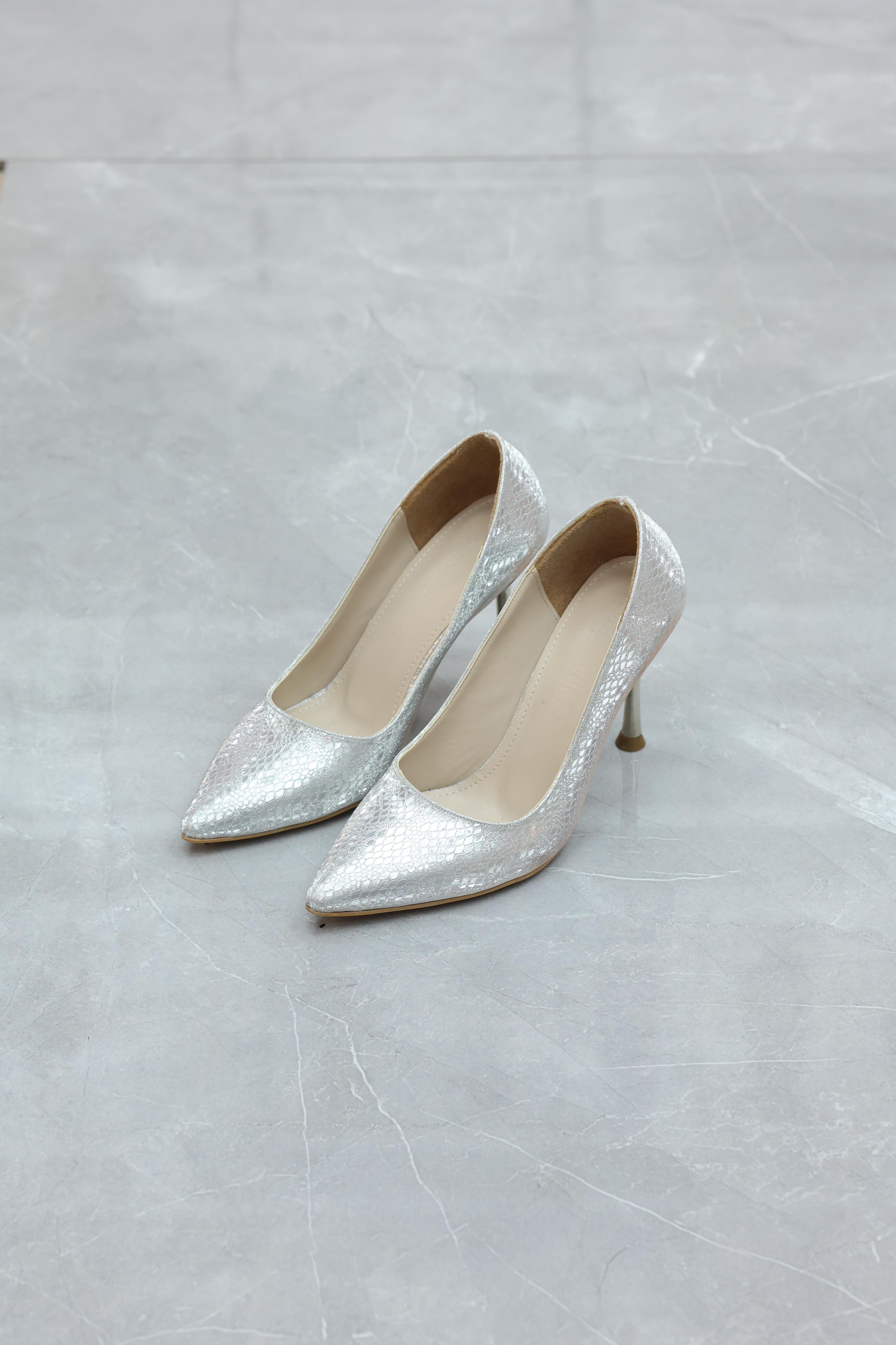 Gümüş İnce Topuk Bayan Ayakkabısı DPN Malzeme