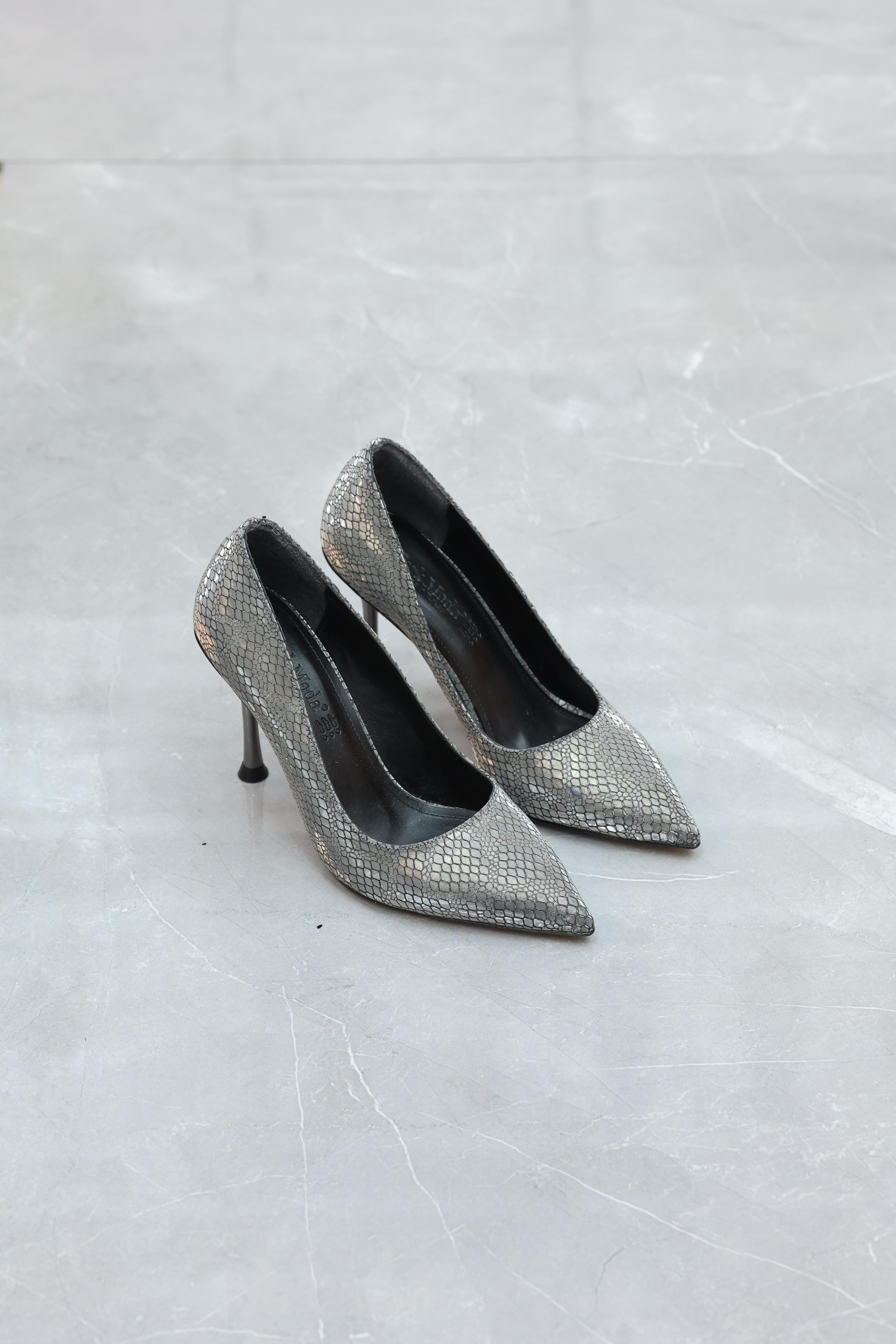 İnce Topuk Bayan Ayakkabısı Platin Renk