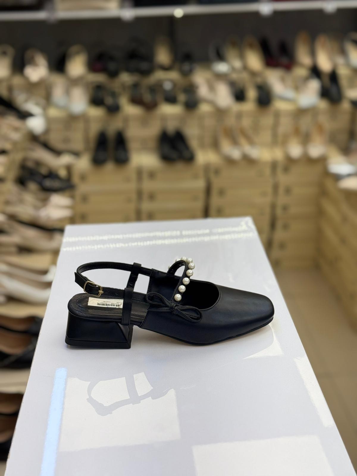 İncili Arka Açık Kare Burun