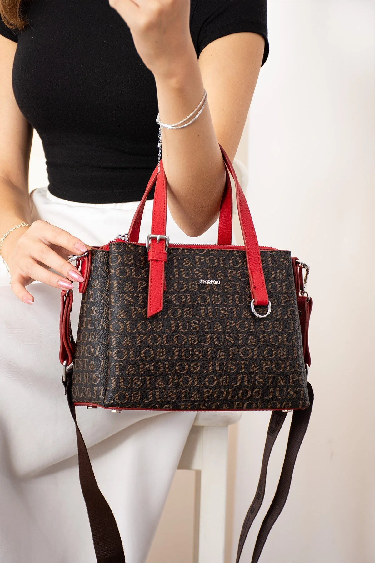 Kadın Suya Dayanıklı Ayarlanabilir Çapraz Askılı Nikel Aksesuar 4 Gözlü El ve Omuz Çantası Kırmızı Detaylı