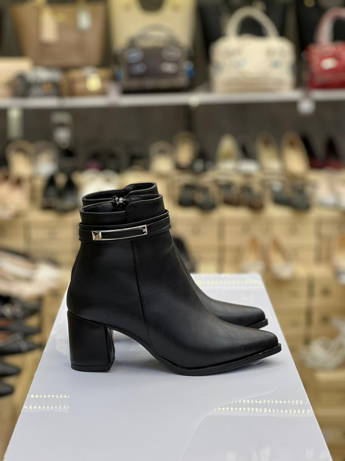 Kare Topuk Fermuarlı Siyah Bot