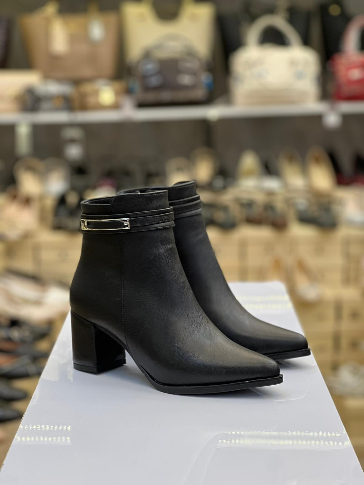 Kare Topuk Fermuarlı Siyah Bot