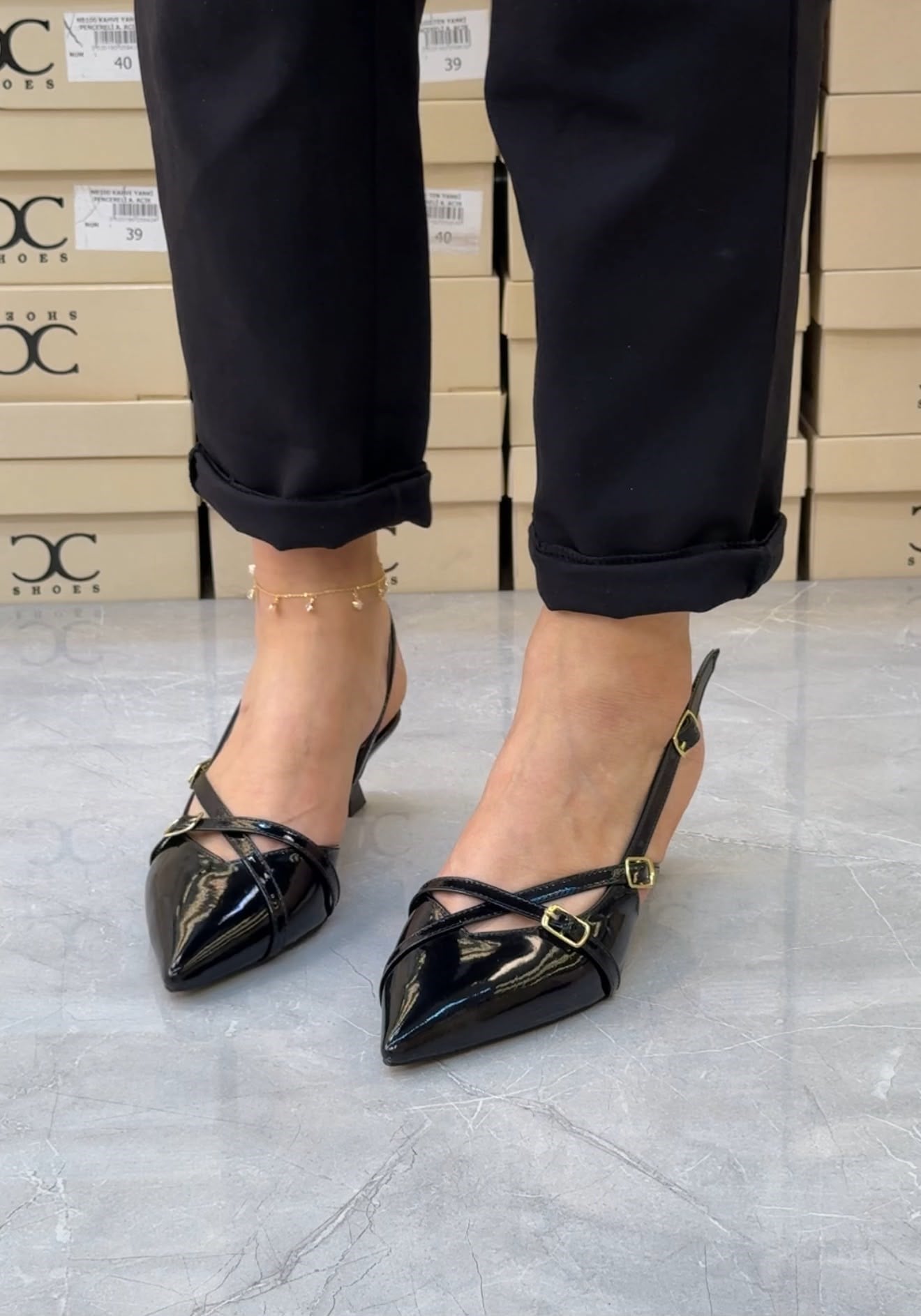 Kısa Topuk Arkası Açık Rugan Stiletto