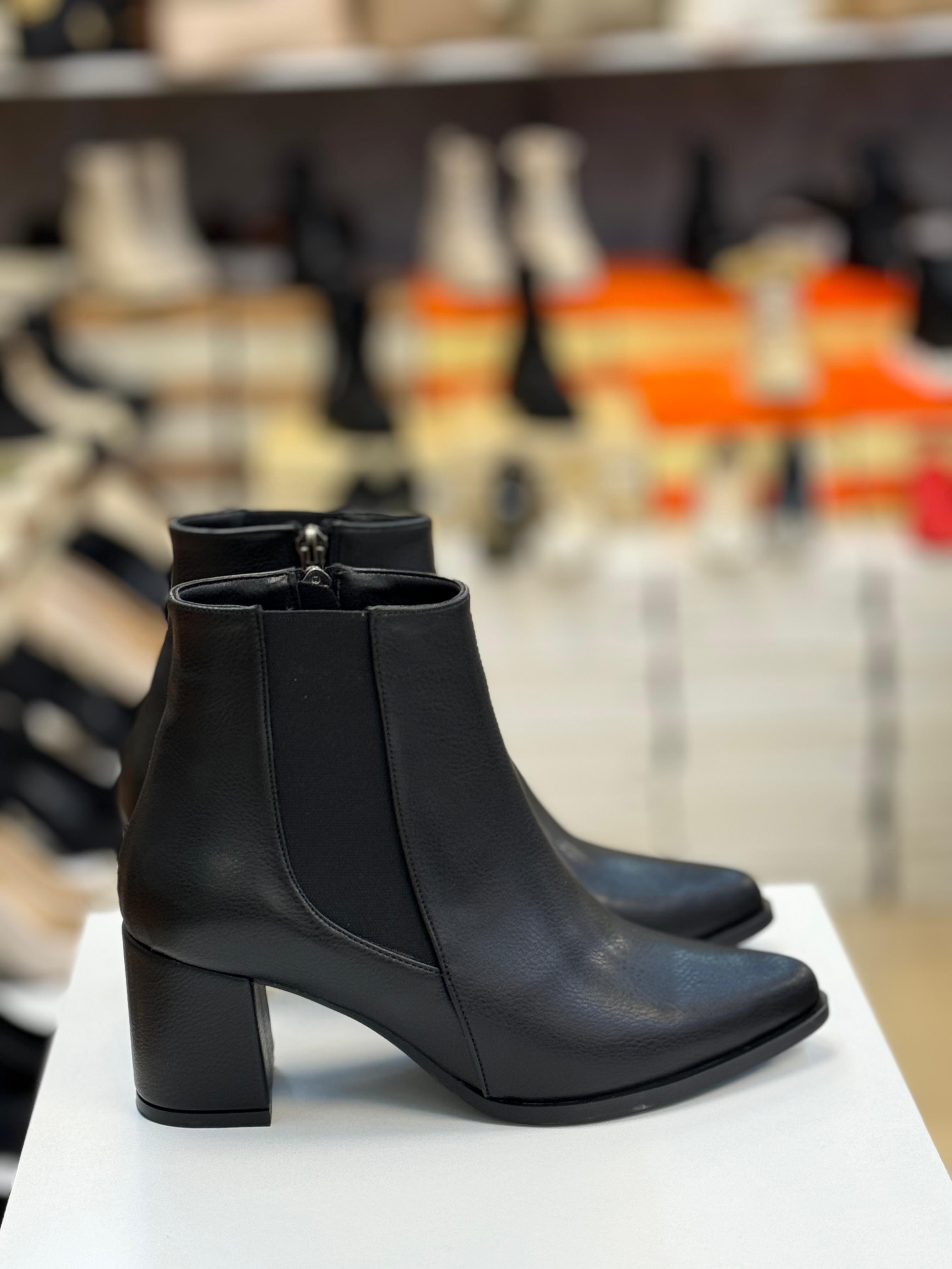 Lastikli Kısa Kare Topuk Sivri Burun Kadın Bot