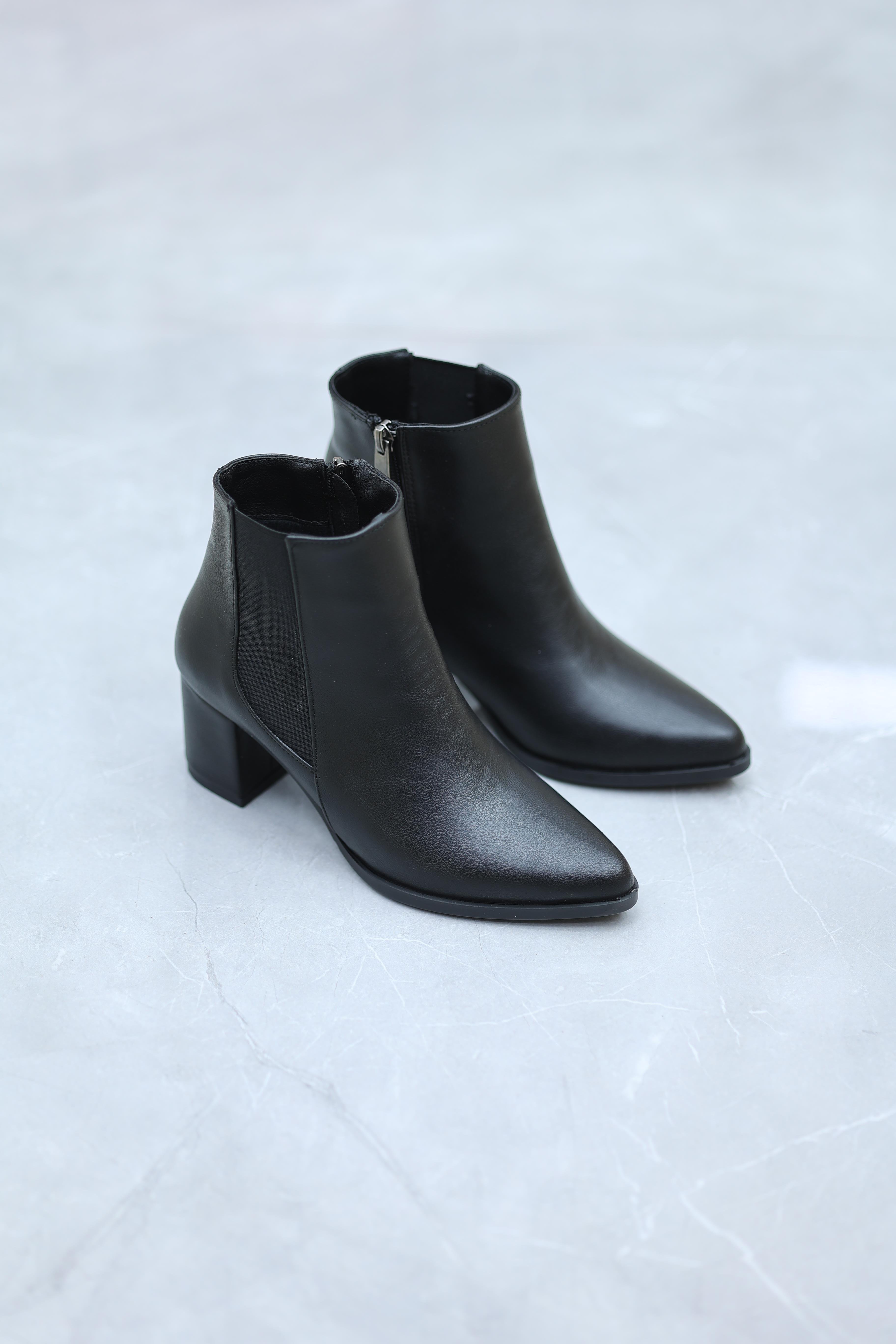 Lastikli Kısa Kare Topuk Sivri Burun Kadın Bot