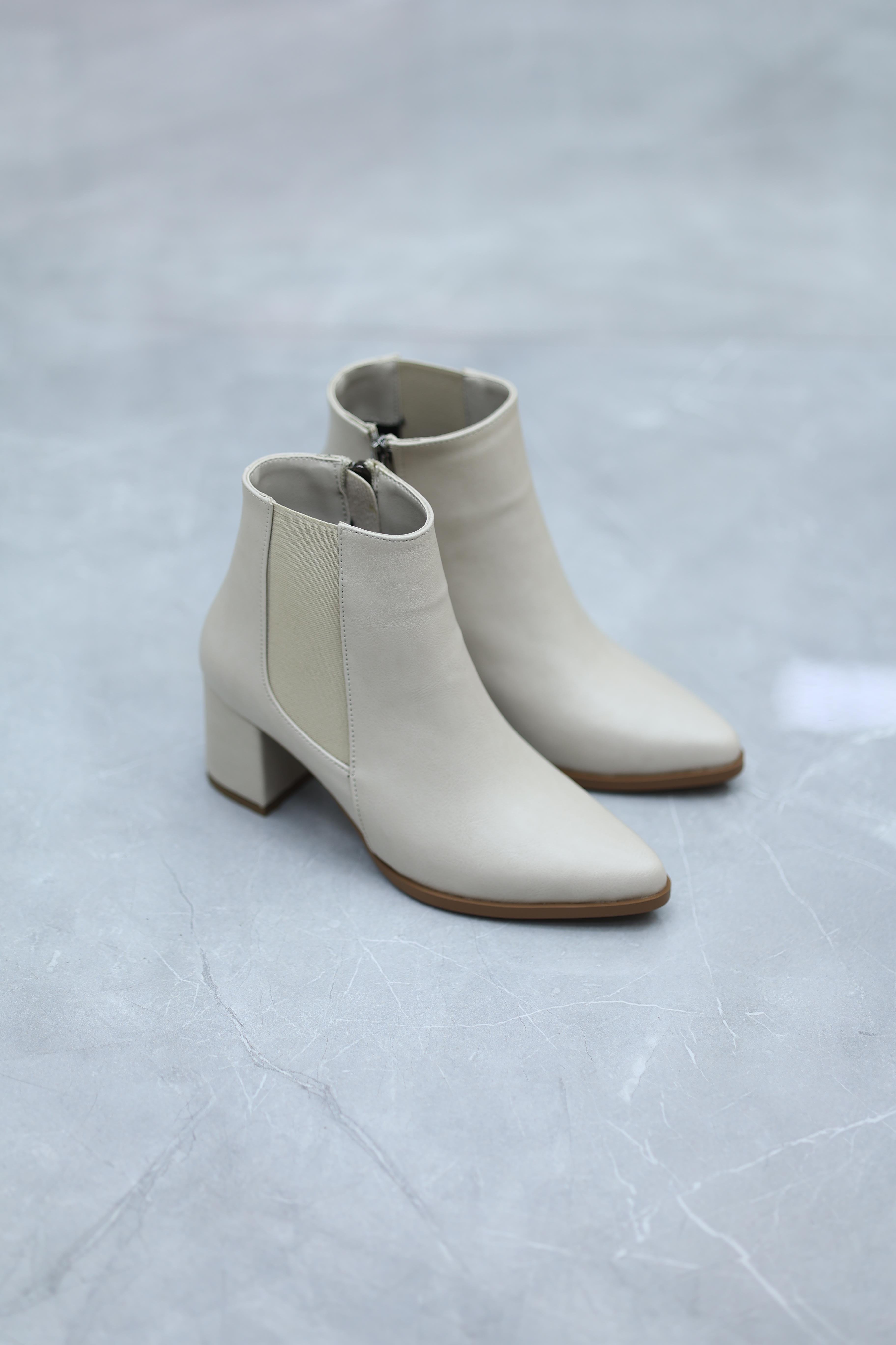 Lastikli Kısa Kare Topuk Sivri Burun Kadın Bot Ten Rengi