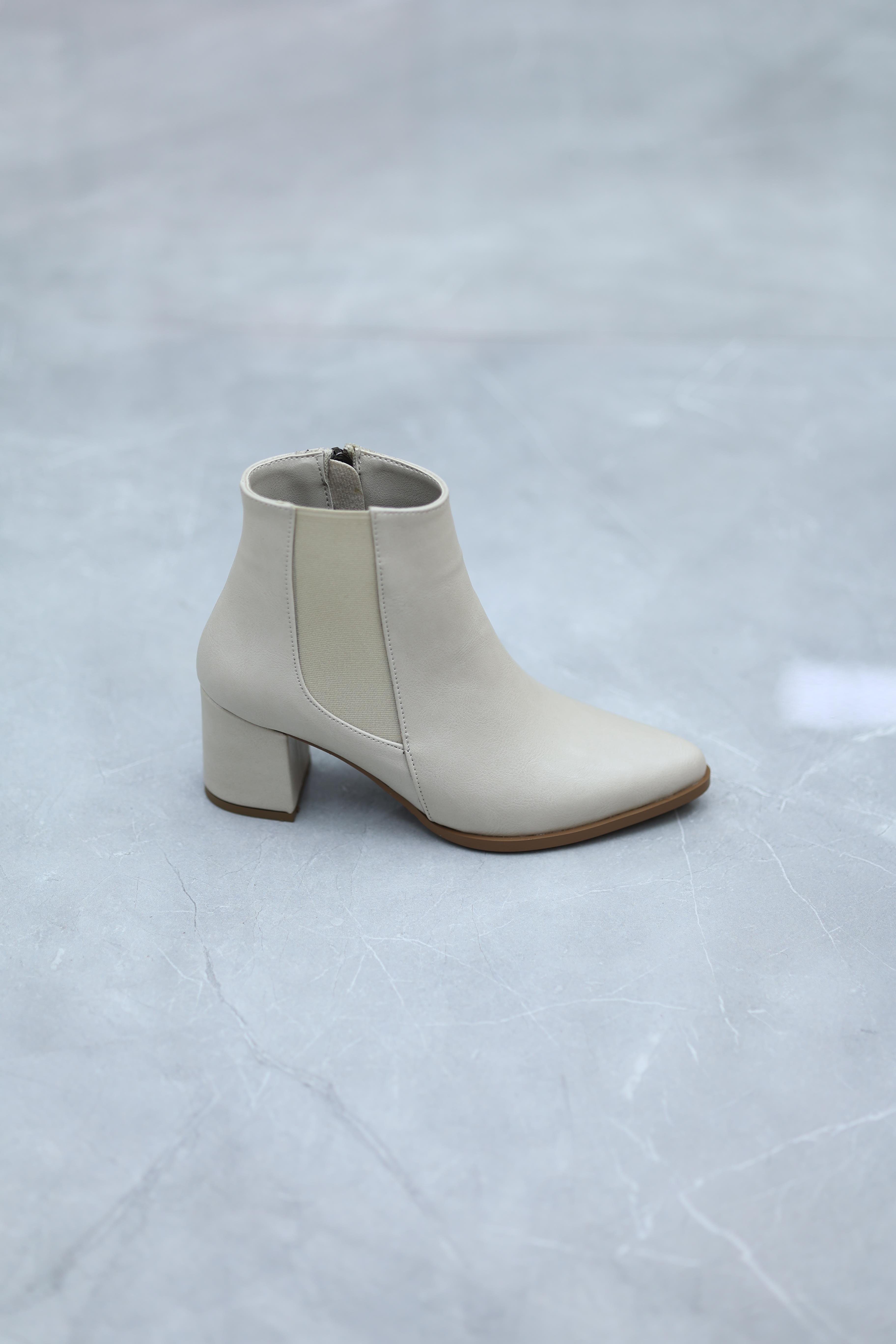 Lastikli Kısa Kare Topuk Sivri Burun Kadın Bot Ten Rengi