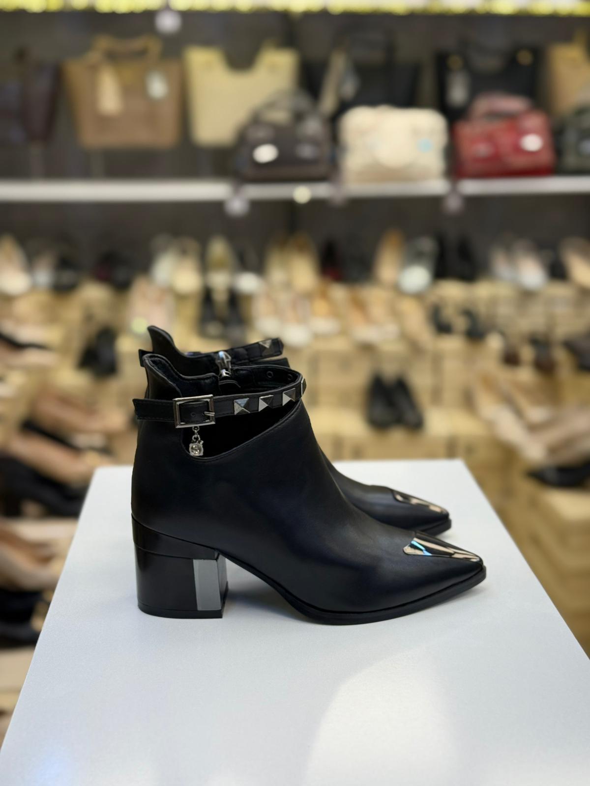 Özel Seri Bilek Kapsül Detaylı Kadın Bot Siyah Kriste Bell