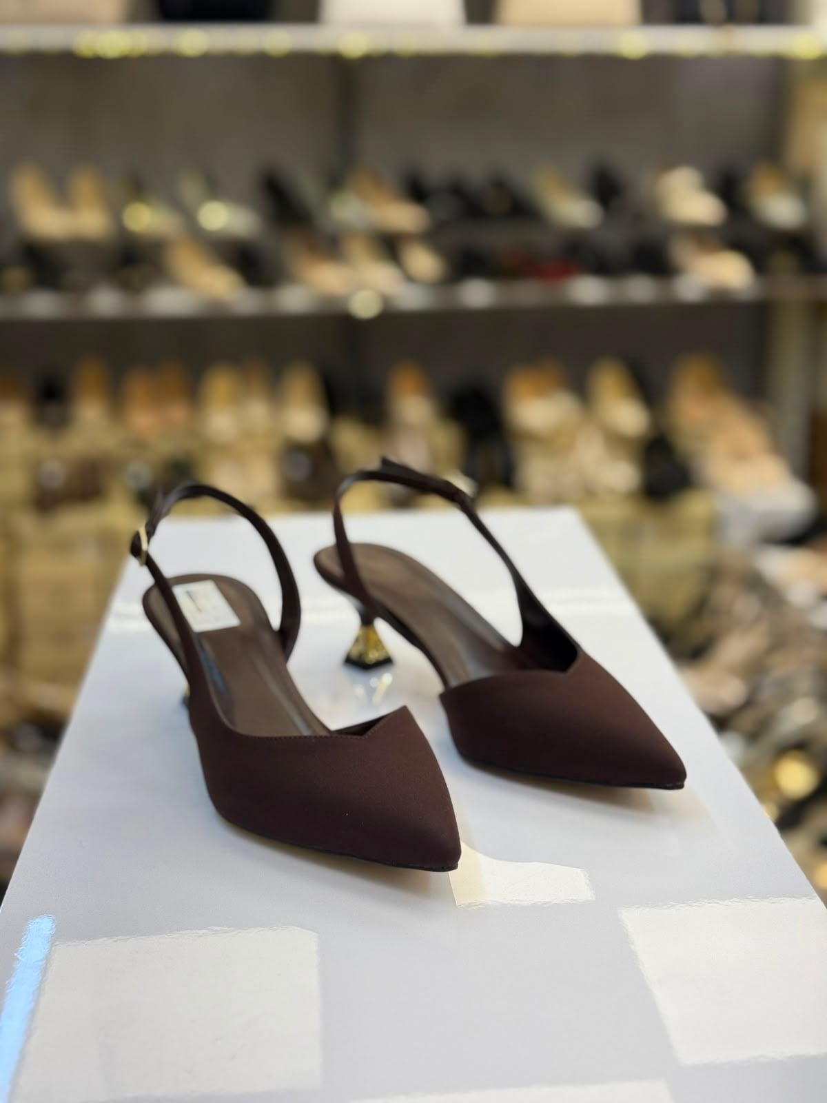 Saten Yan Açık Detaylı Kısa Topuk Stiletto Kahve