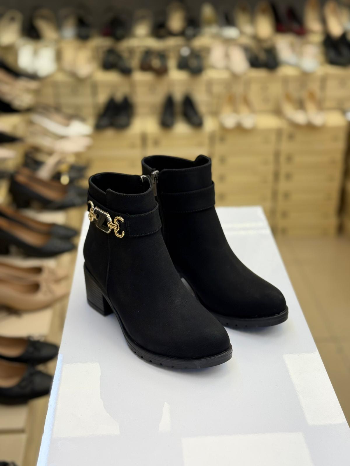 Siyah Fermuarlı Kadın Bot CC01-SYH