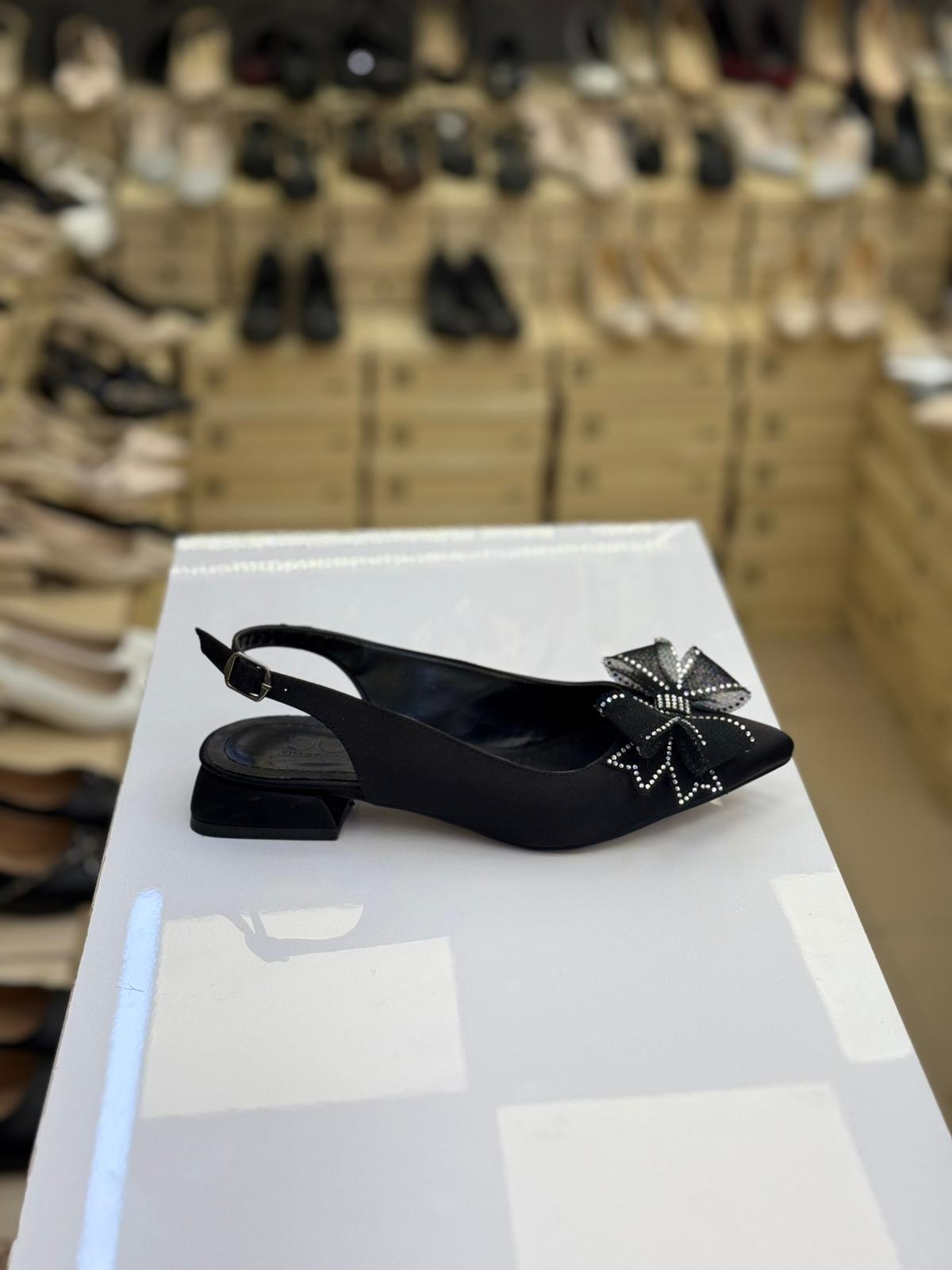 Siyah Fiyonklu Arkası Açık Babet