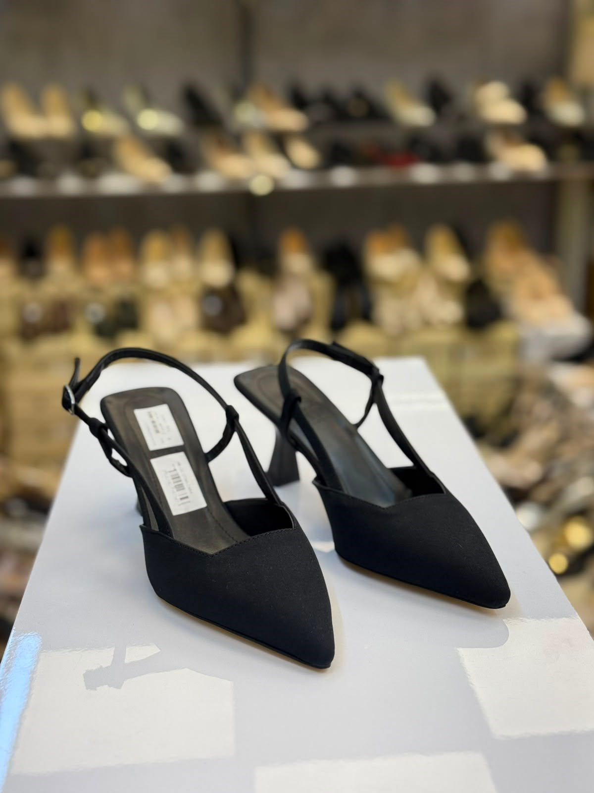 Siyah Saten Arkası Açık Sivri Burun Stiletto