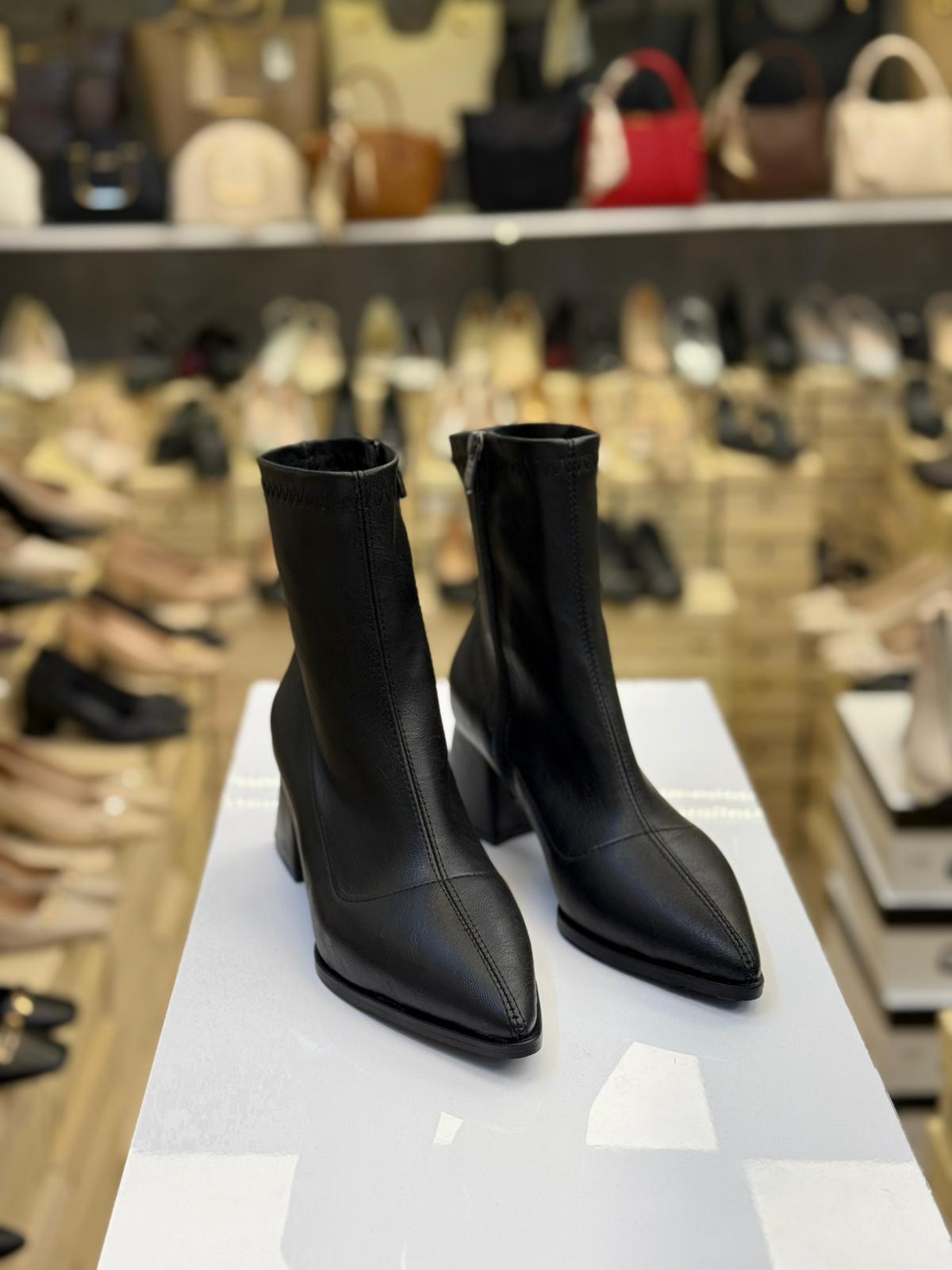 Siyah Sivri Burun Streç Bot