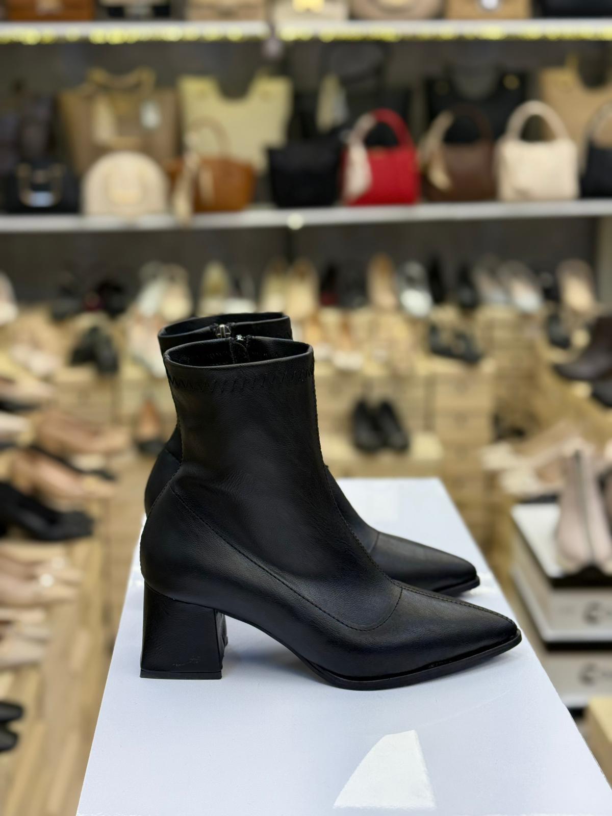 Siyah Sivri Burun Streç Bot