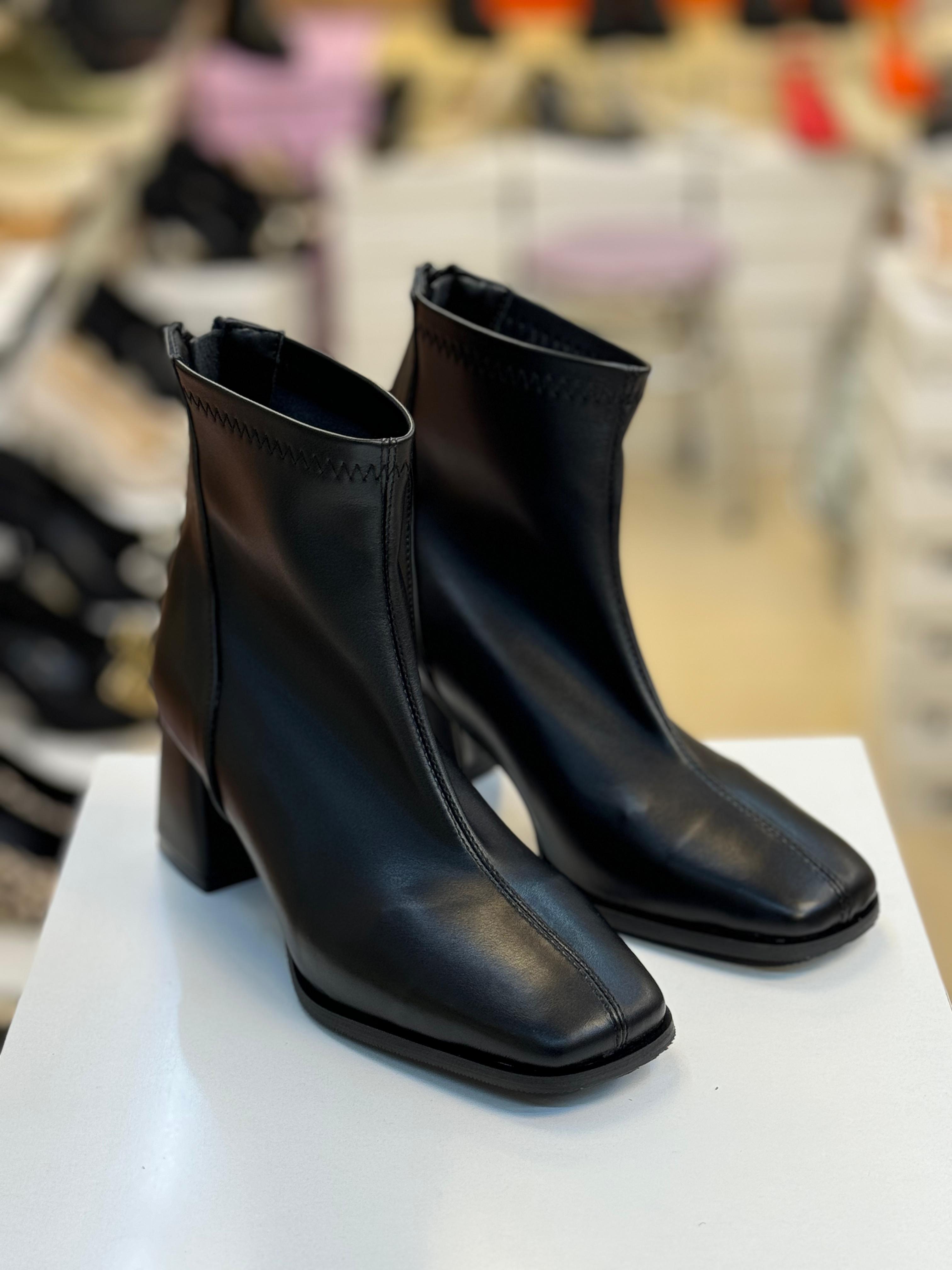 Streç Kare Burun Topuklu Siyah Bot