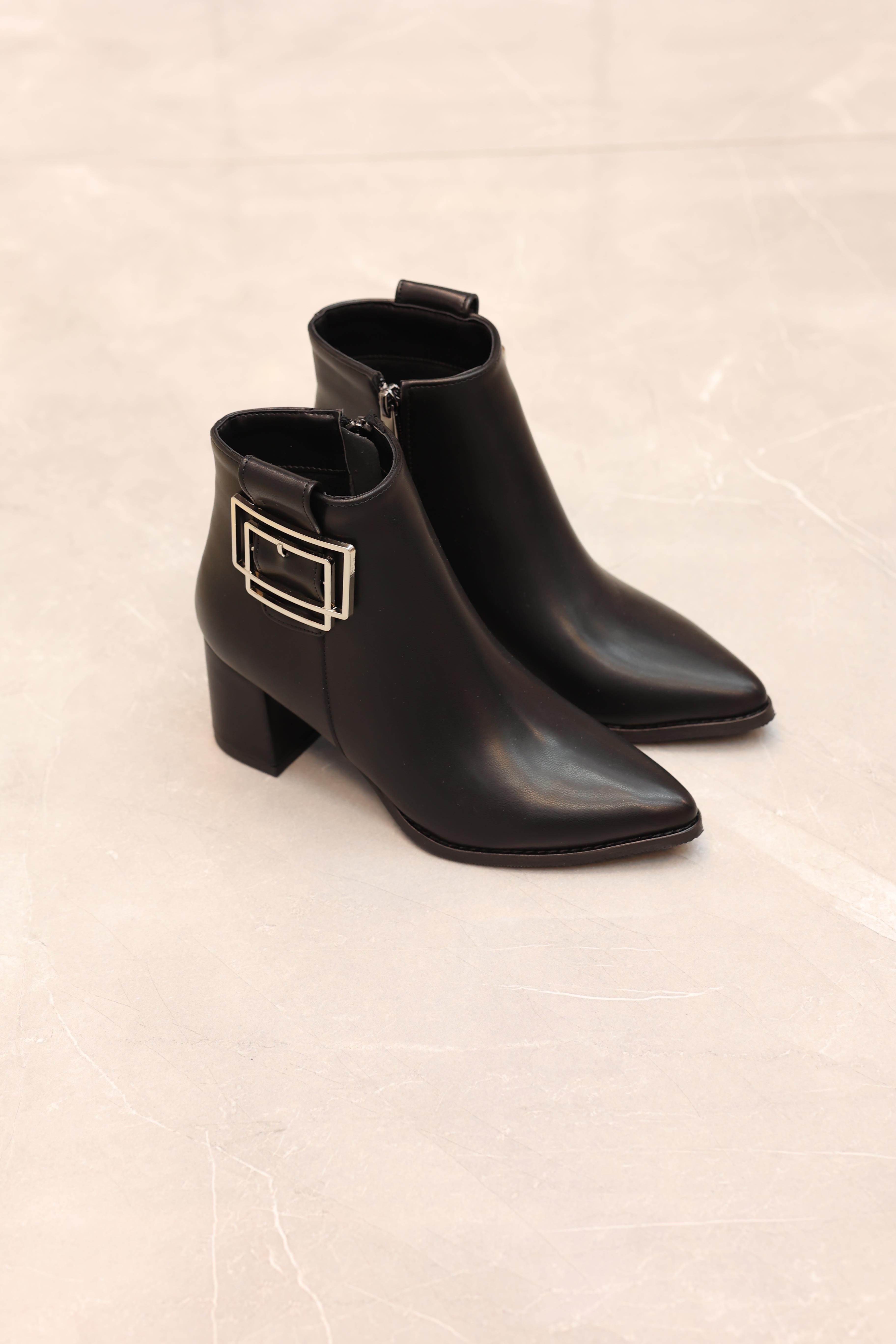 Toka Detaylı Sivri Burun LAre Topuk Rahat Kadın Bot