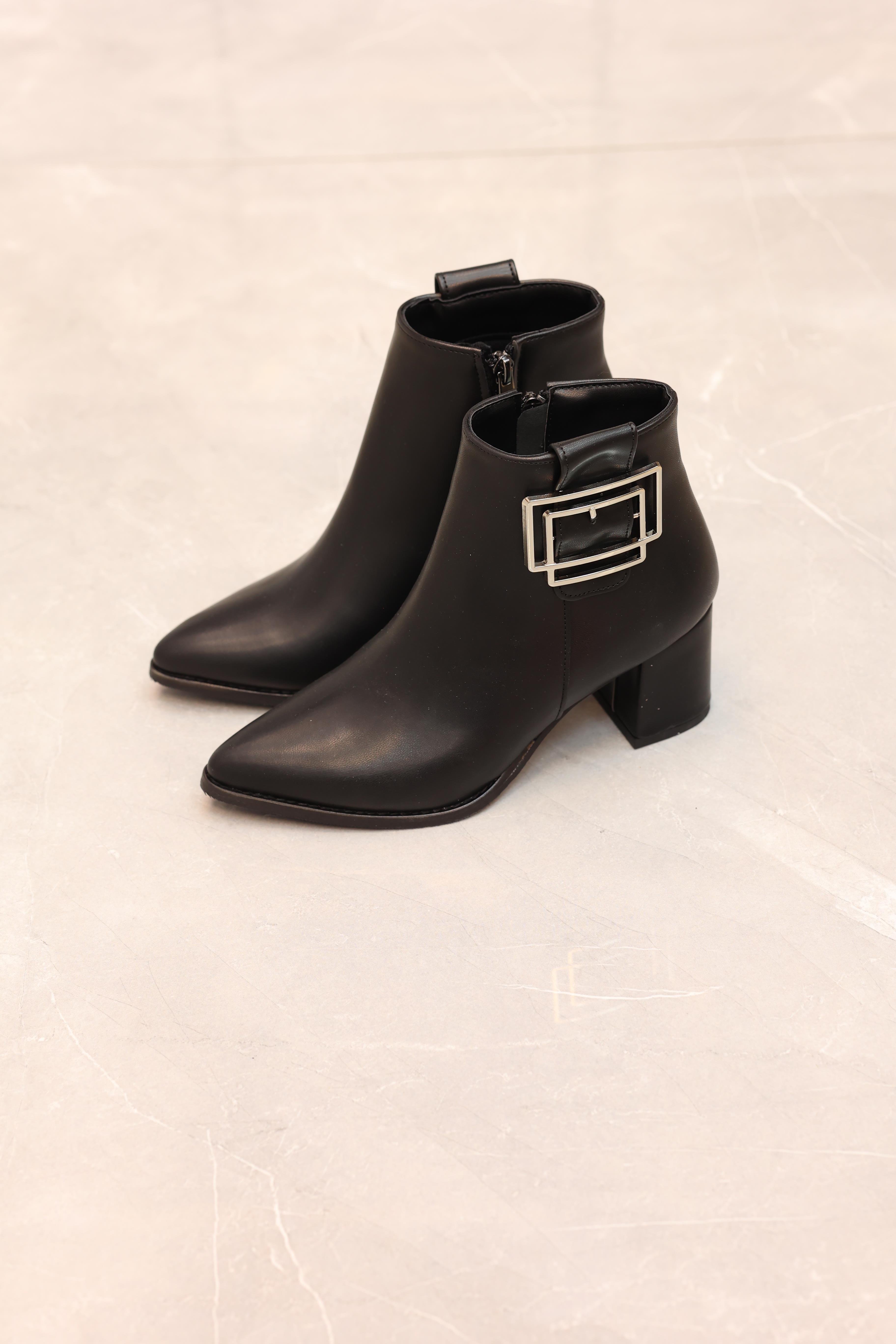 Toka Detaylı Sivri Burun LAre Topuk Rahat Kadın Bot