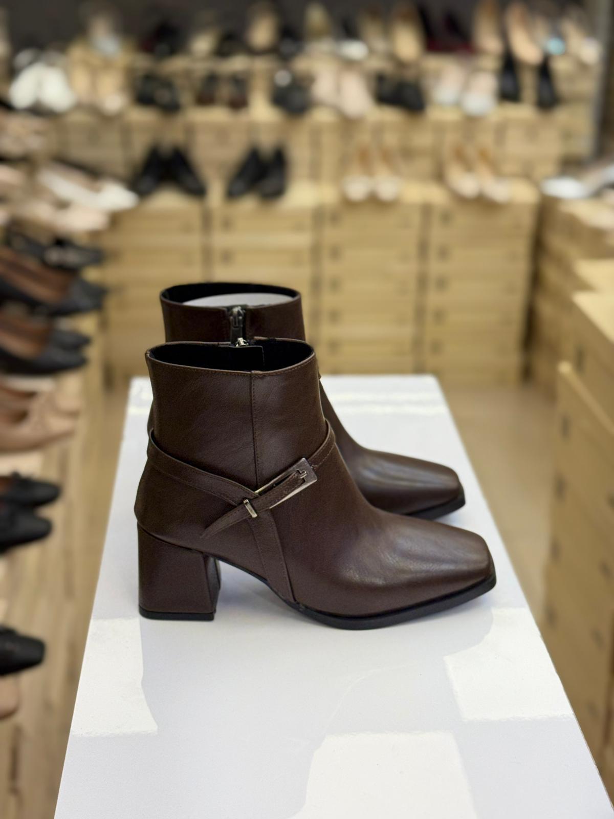 Topuklu Küt Burun Kemerli Bot Acı Kahve CC06-KHV