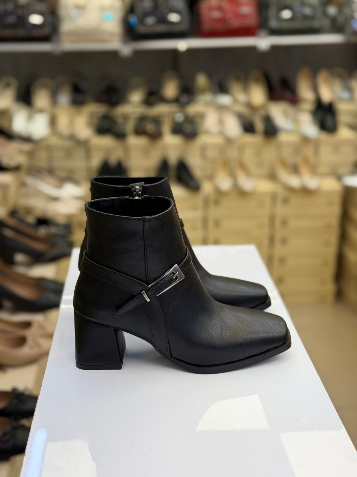 Topuklu Küt Burun Kemerli Bot Siyah CC06-SYH