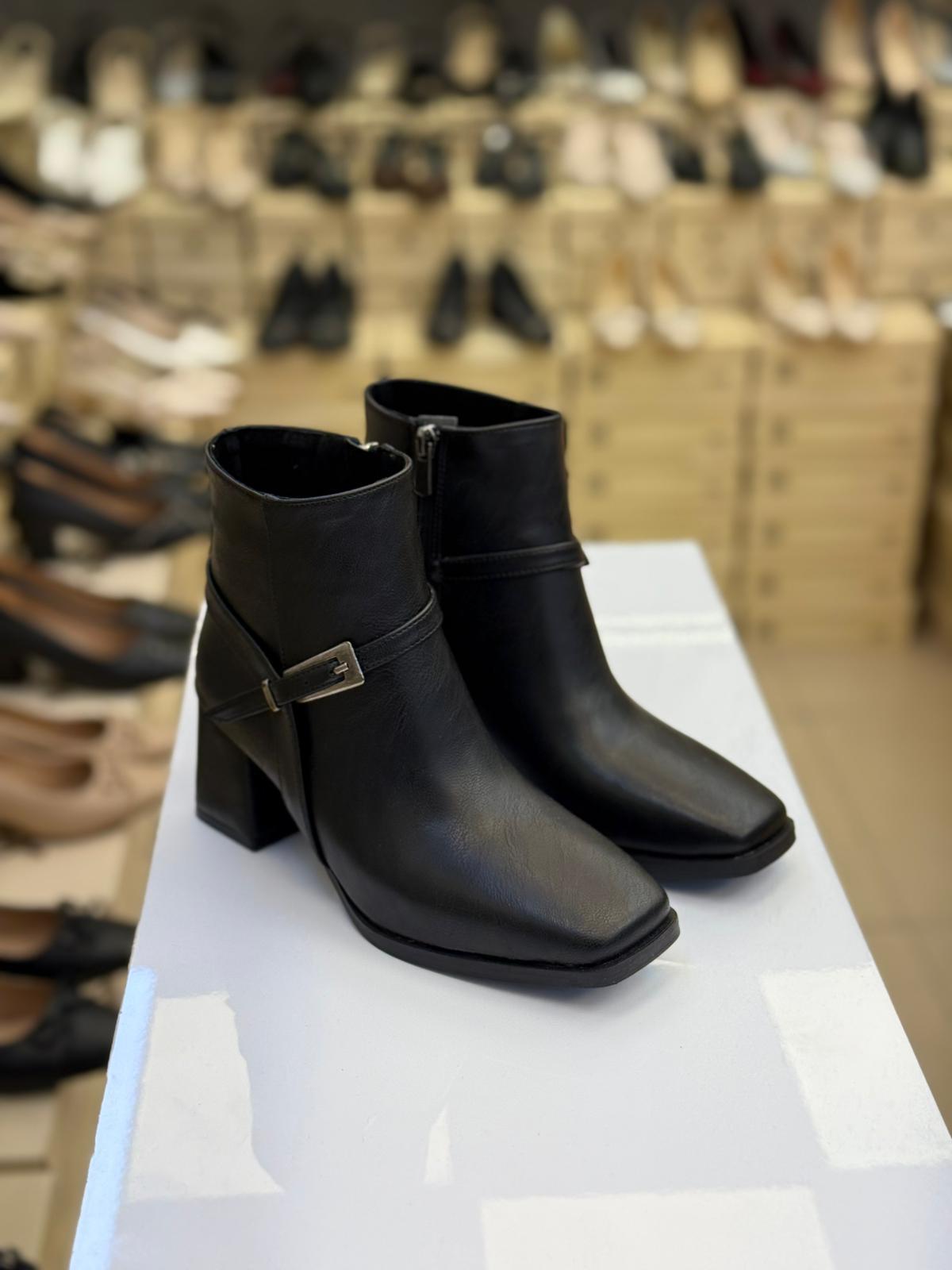 Topuklu Küt Burun Kemerli Bot Siyah CC06-SYH