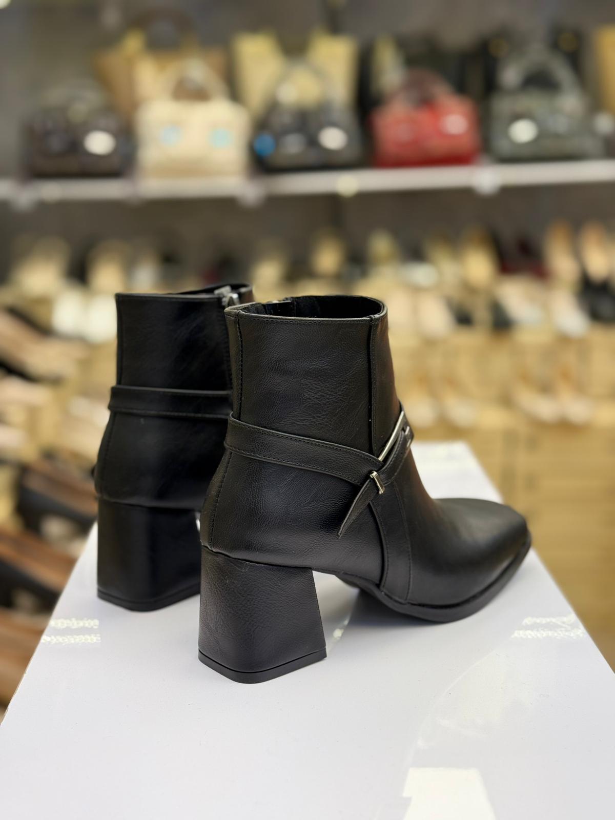 Topuklu Küt Burun Kemerli Bot Siyah CC06-SYH