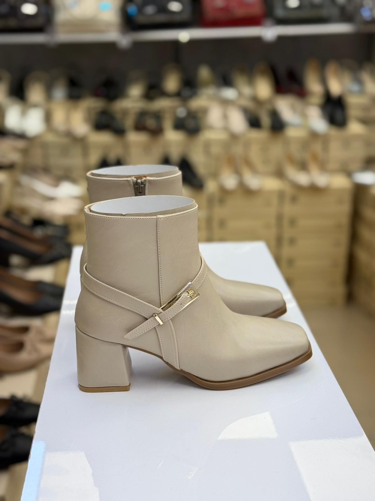 Topuklu Küt Burun Kemerli Bot Ten CC06-TEN