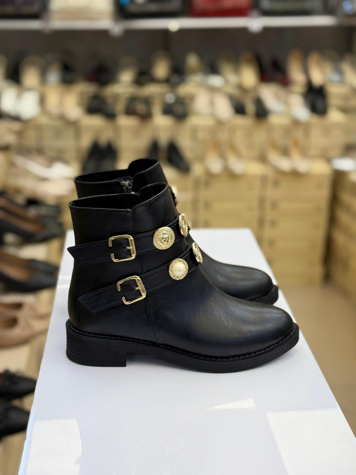 Üstü Gold Tokalı Düz Taban Kadın Bot Siyah