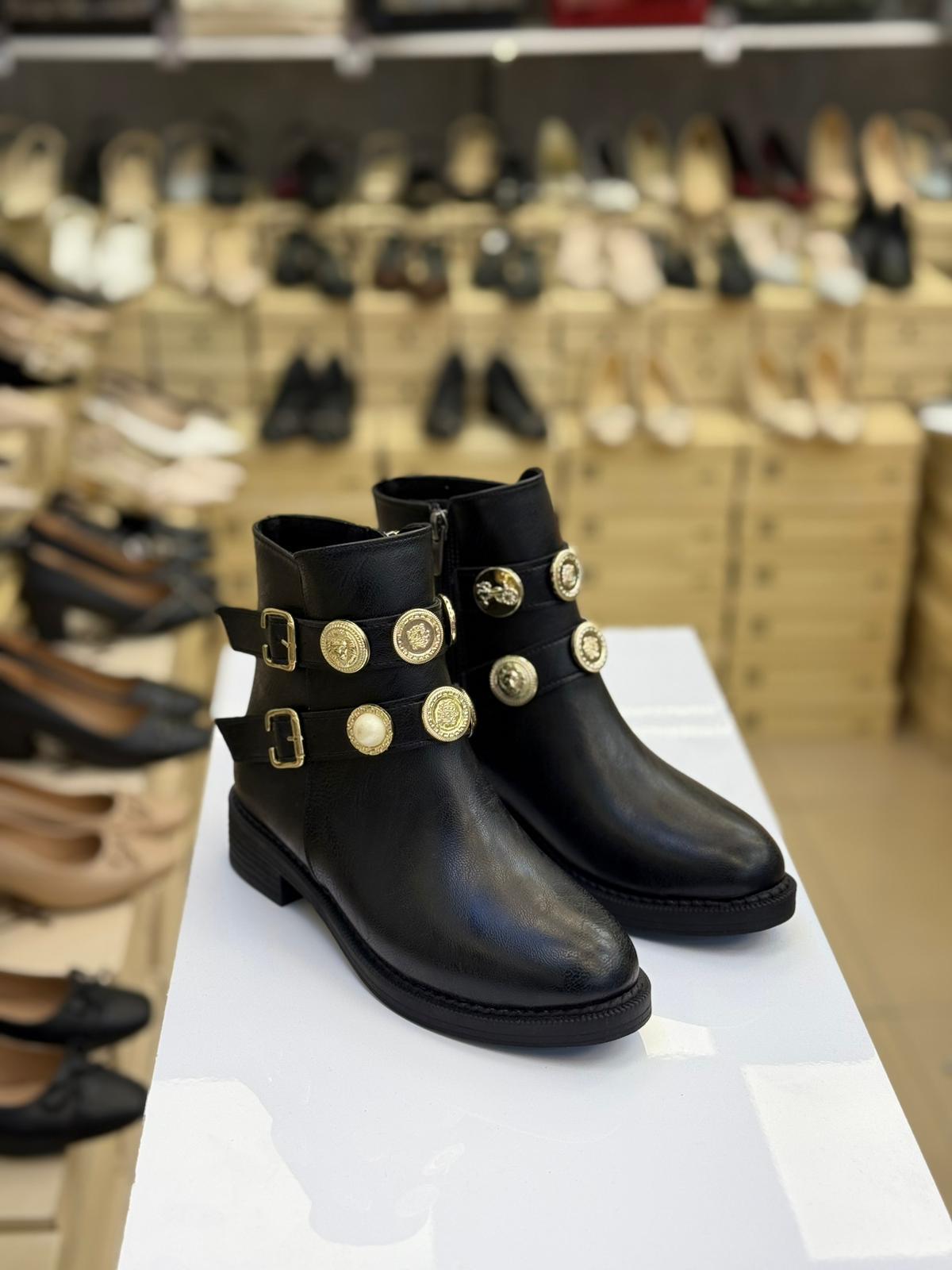 Üstü Gold Tokalı Düz Taban Kadın Bot Siyah