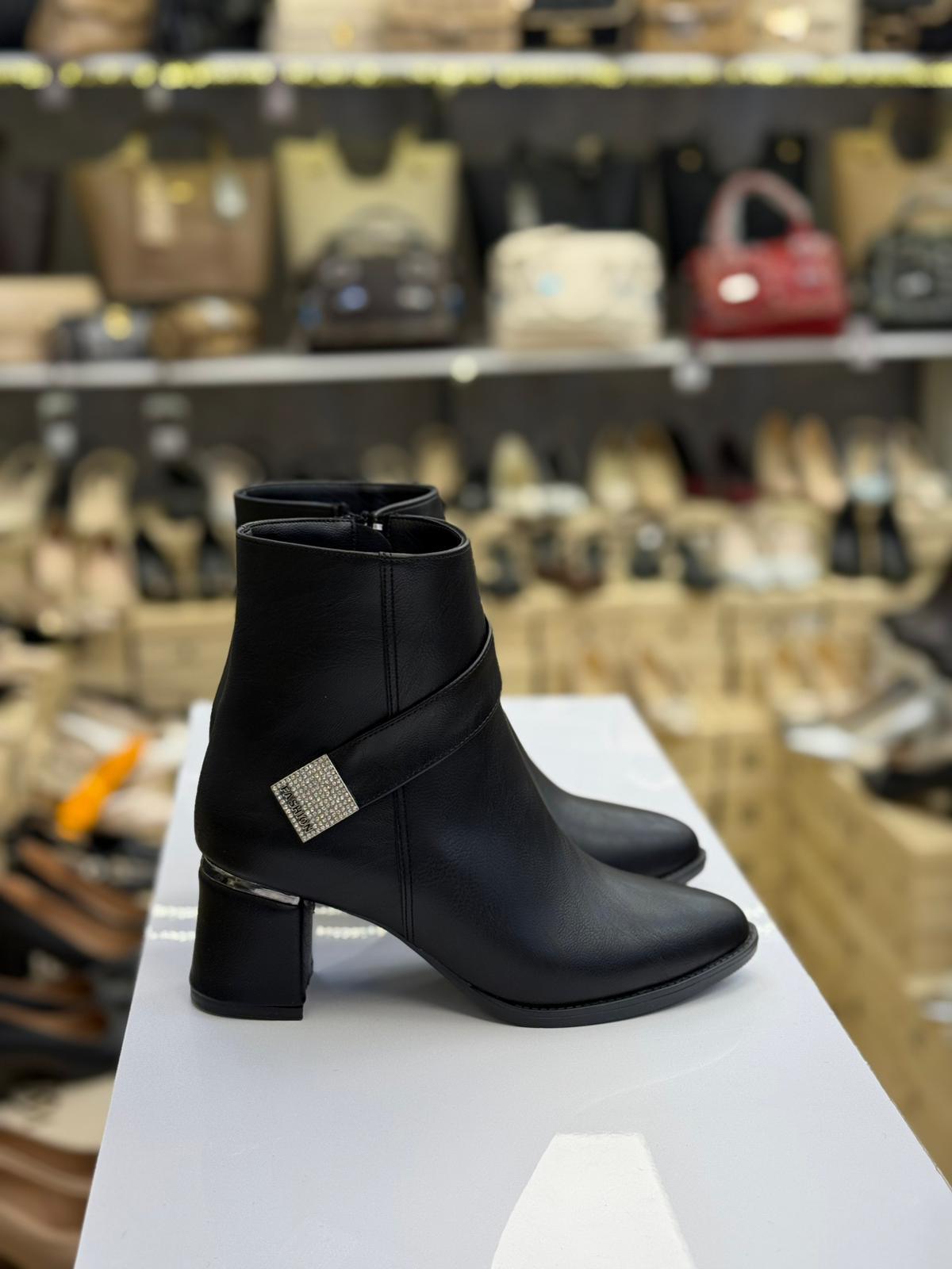 Yandan Tokalı Kadın Bot